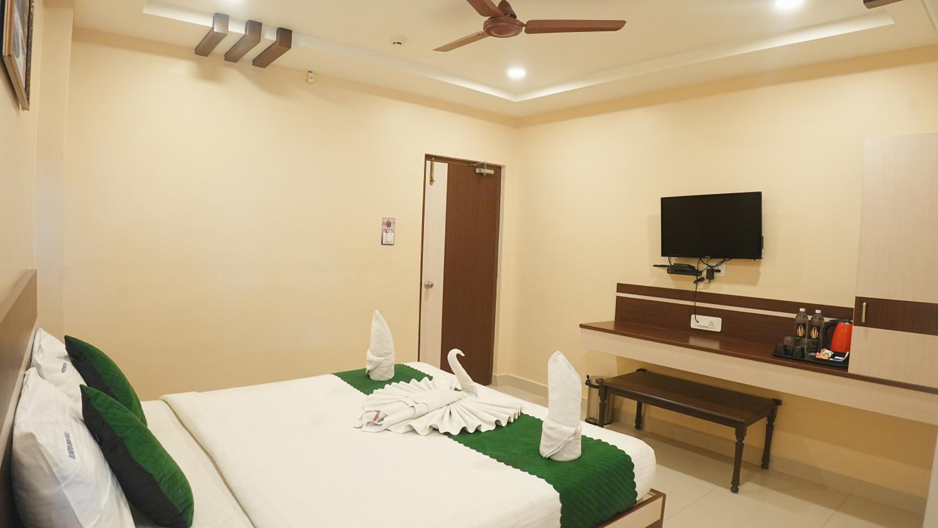 Deluxe King with Mountain View (15% off on session of Spa  + Guaranteed Early Check-in/Late Check-out Subject to availability) photo 3