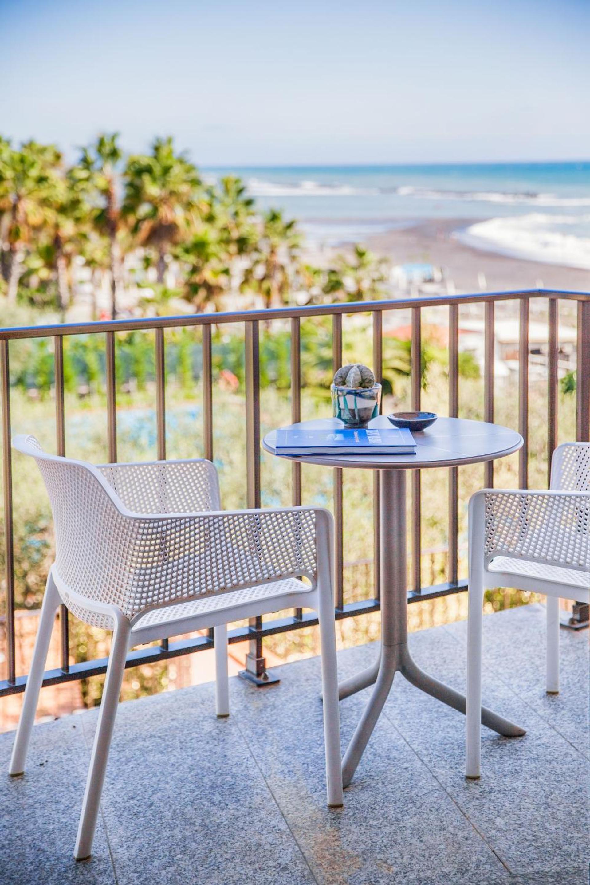 Classic Double Room with Partial Sea View - Photo 4