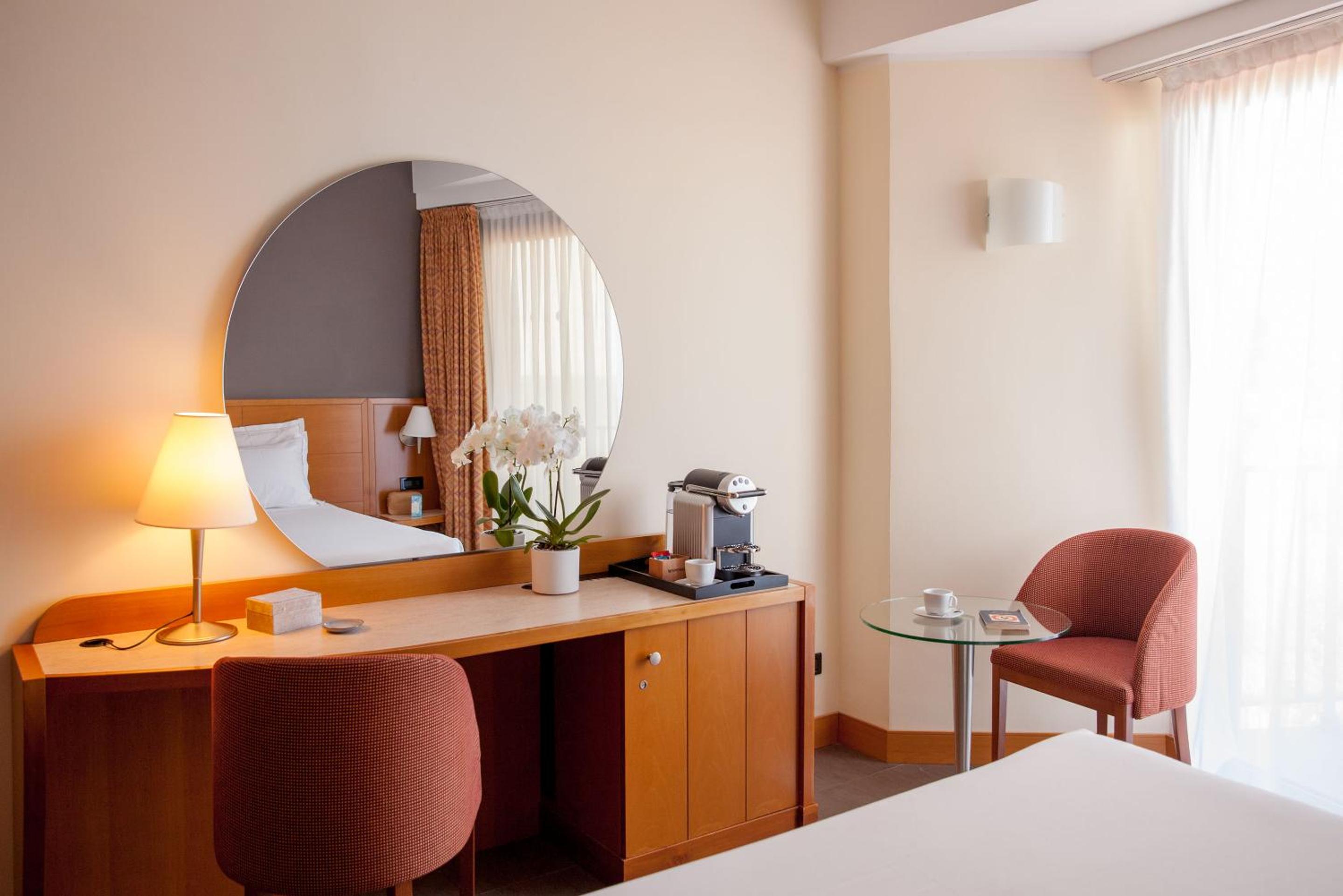 Classic Double Room with Partial Sea View - Photo 5