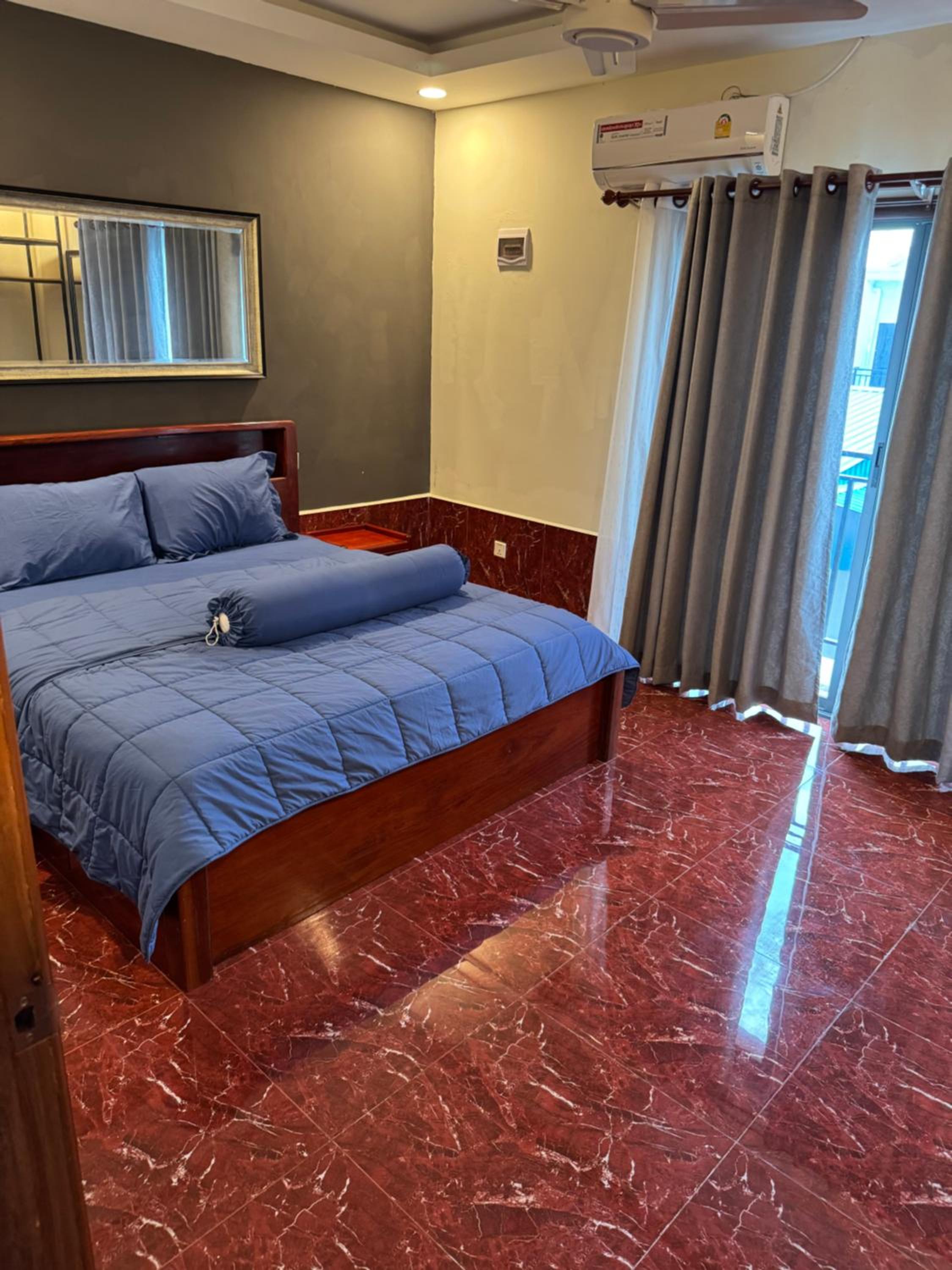 Deluxe King Suite photo 1