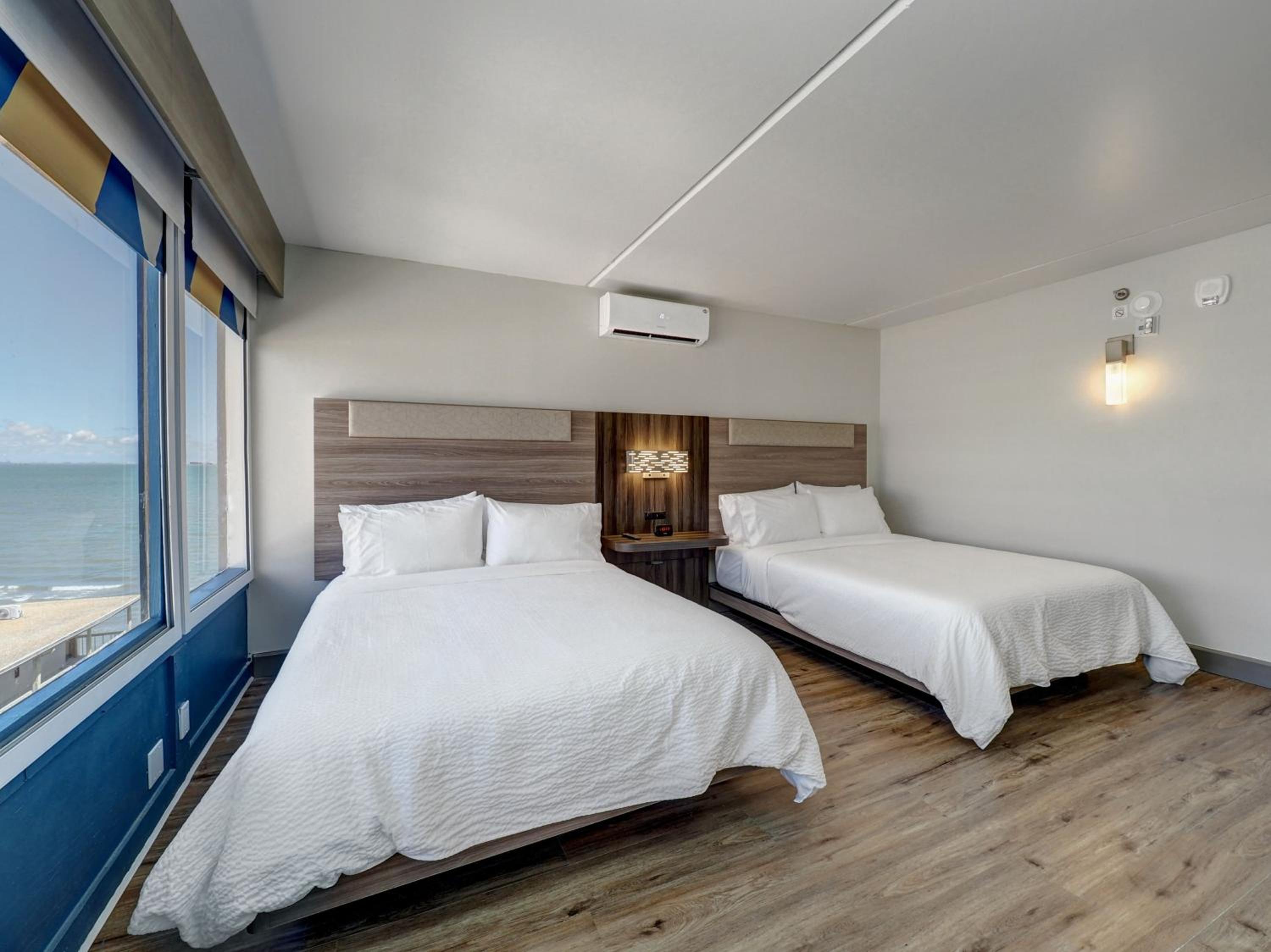 Queen Room with Two Queen Beds - Mobility Access Tub/Non-Smoking photo 3