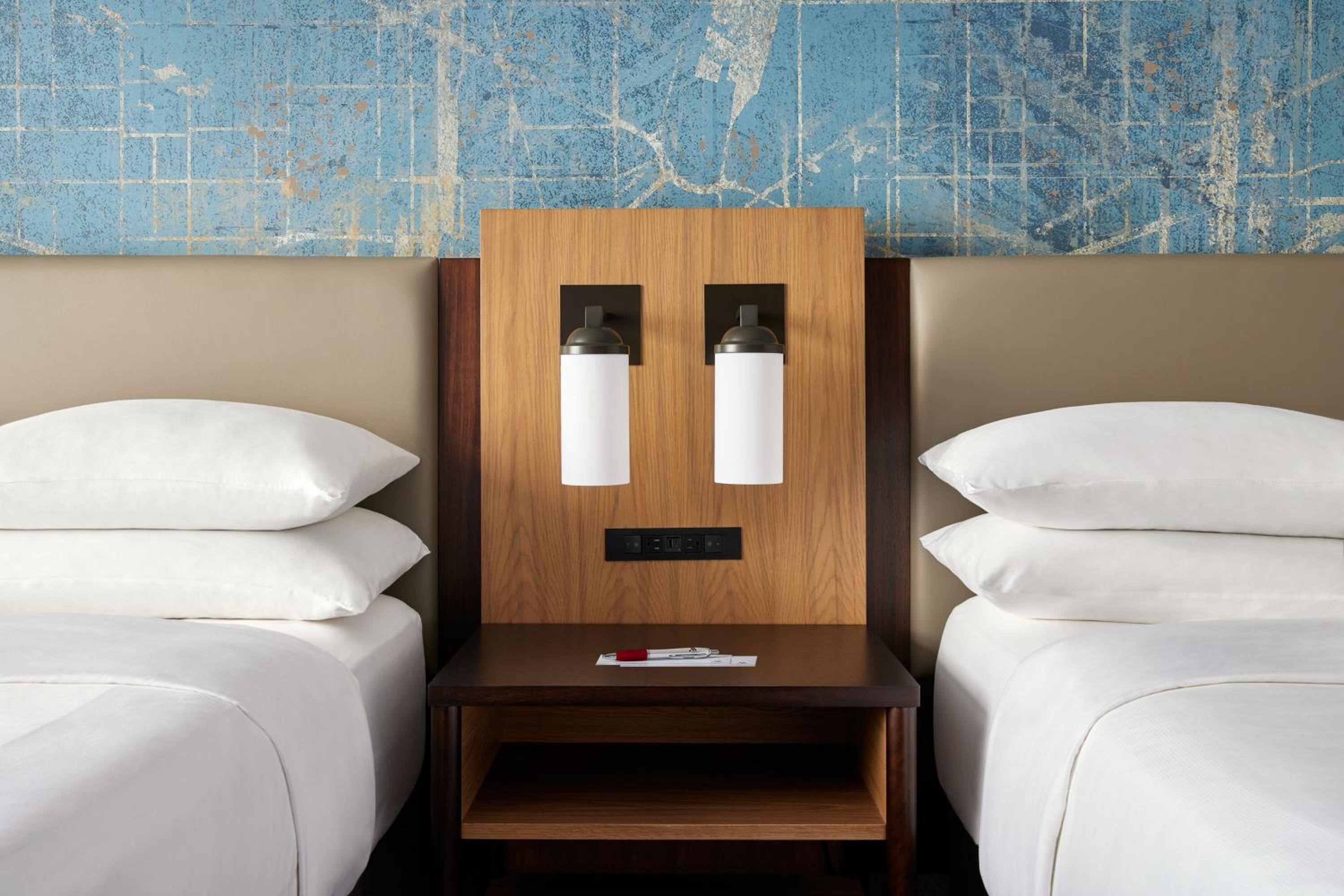 Queen Room with Two Queen Beds - Club Lounge Access thumbnail 6