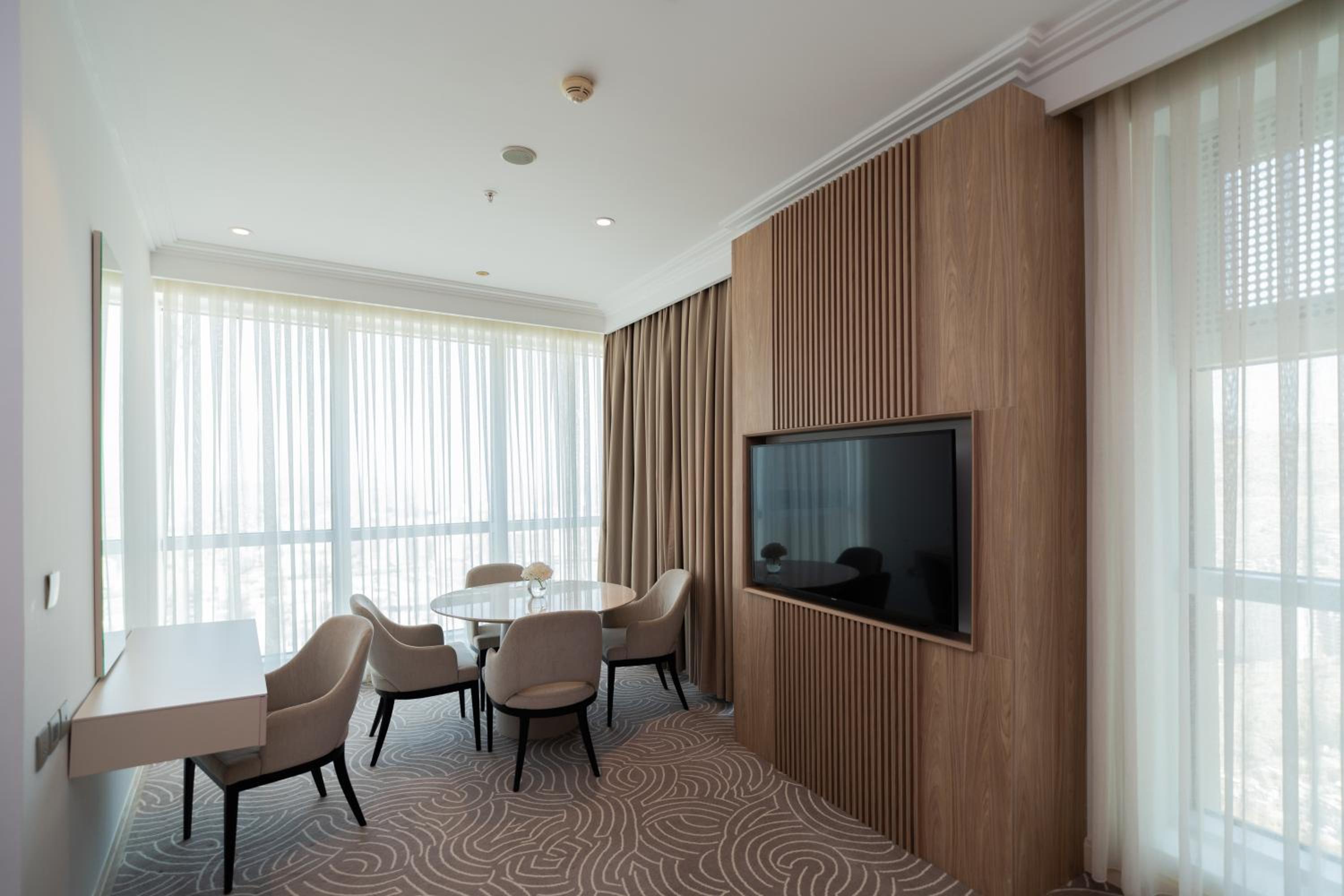 Superior King Suite with Partial Kaaba View - Photo 5
