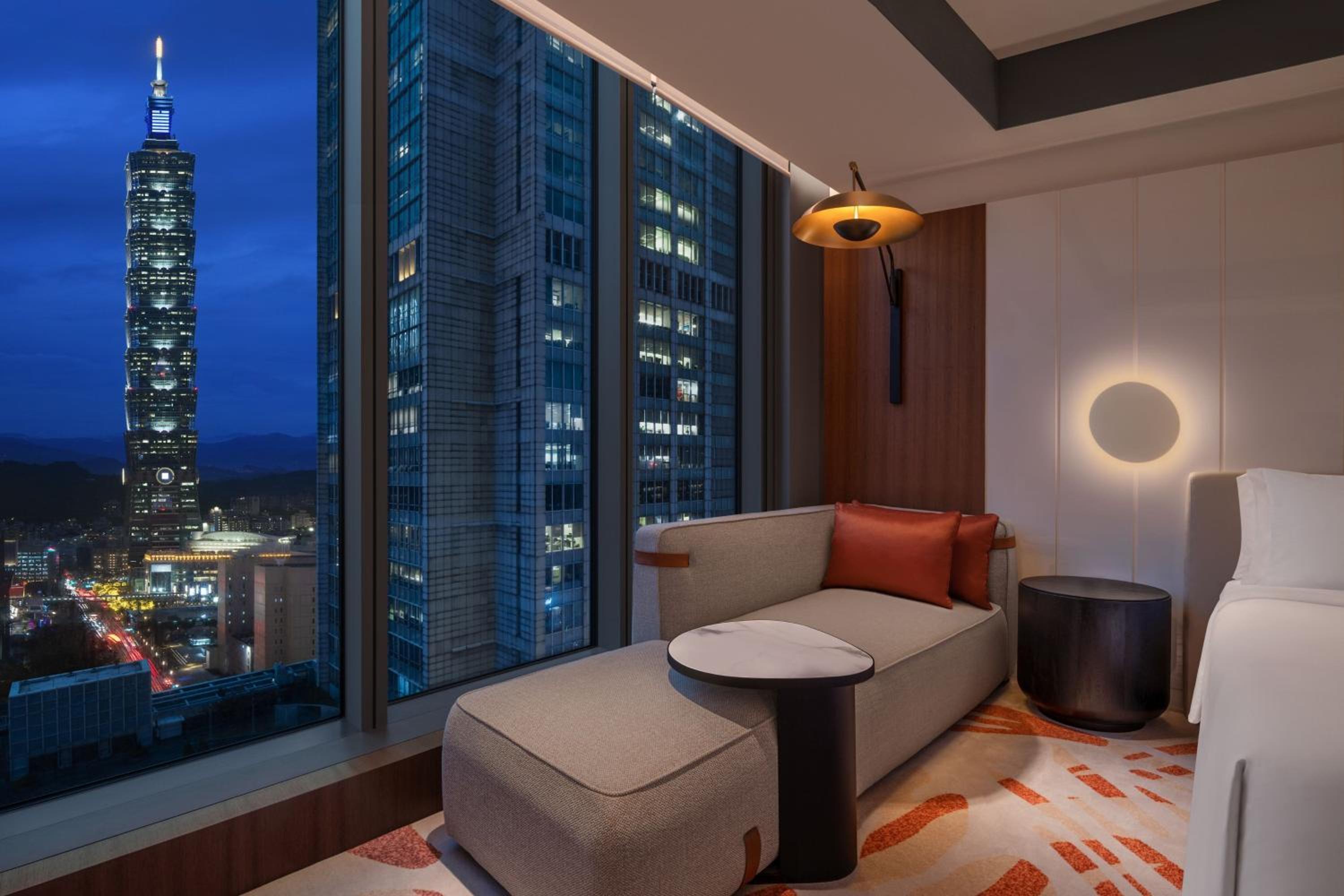 Spectacular Room, Guest room, 1 King, TAIPEI 101 view - Photo 5