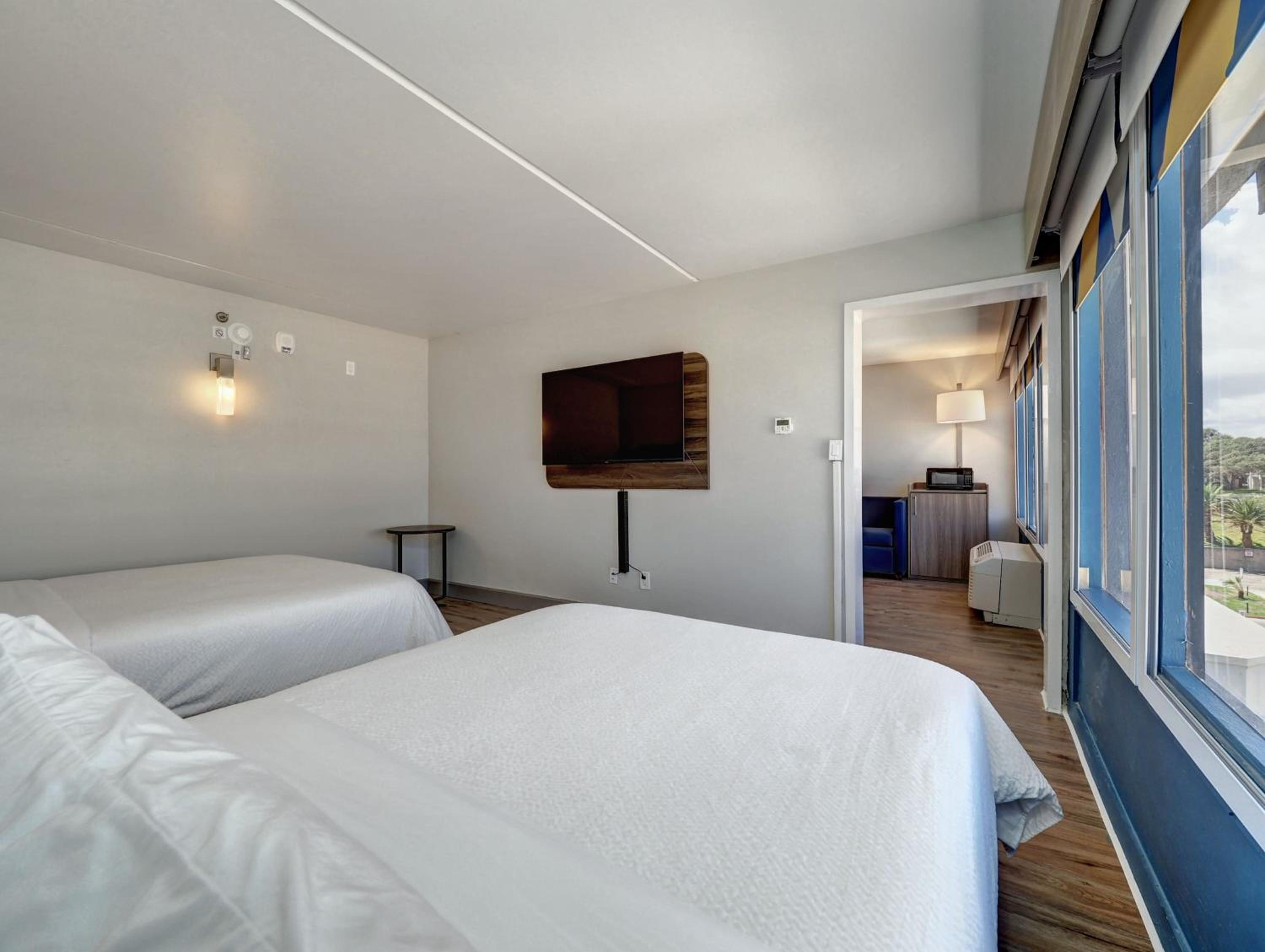 Queen Room with Two Queen Beds - Mobility Access Tub/Non-Smoking photo 2