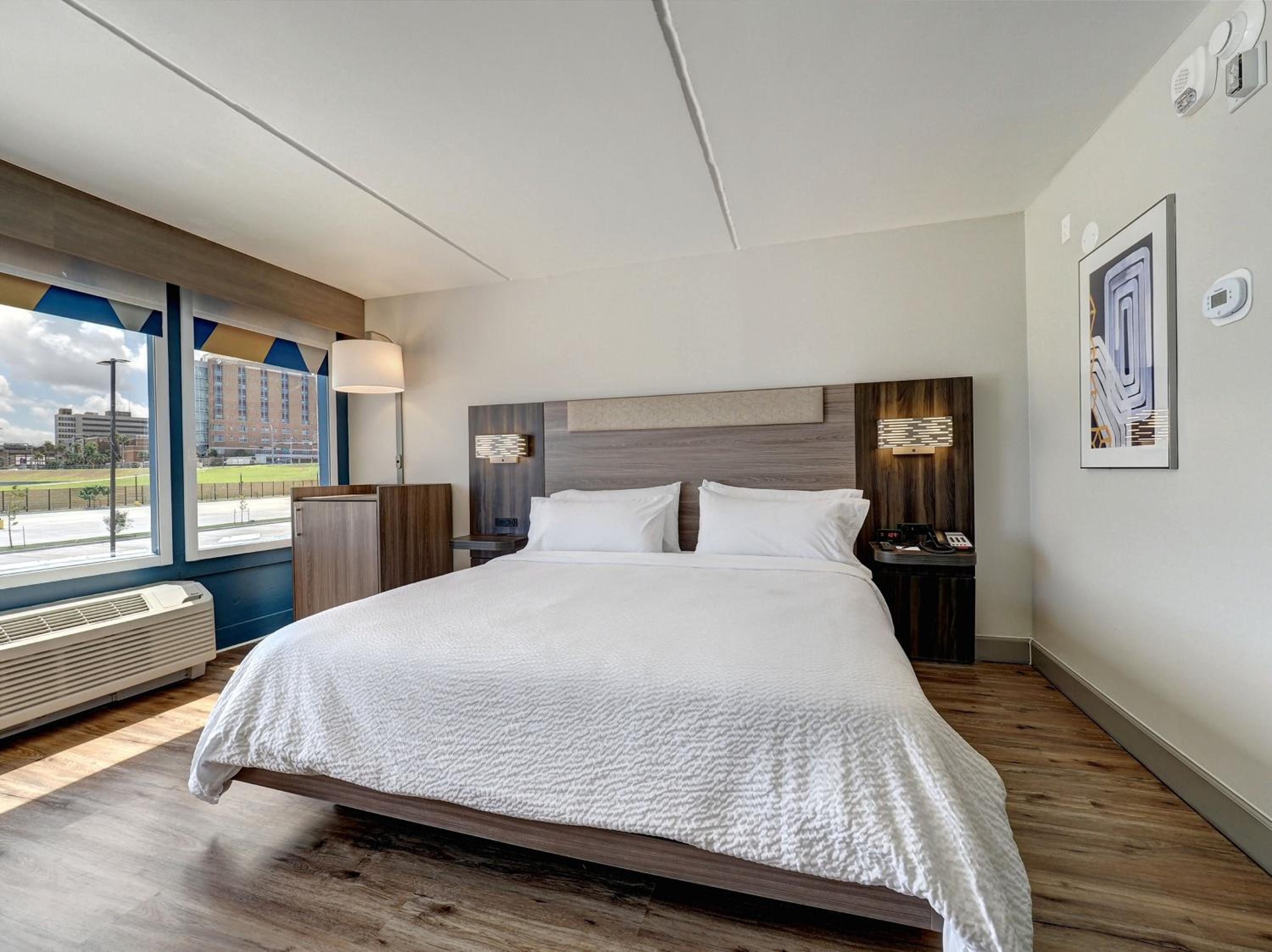 King Room - Mobility Access/Hearing Accessible photo 2