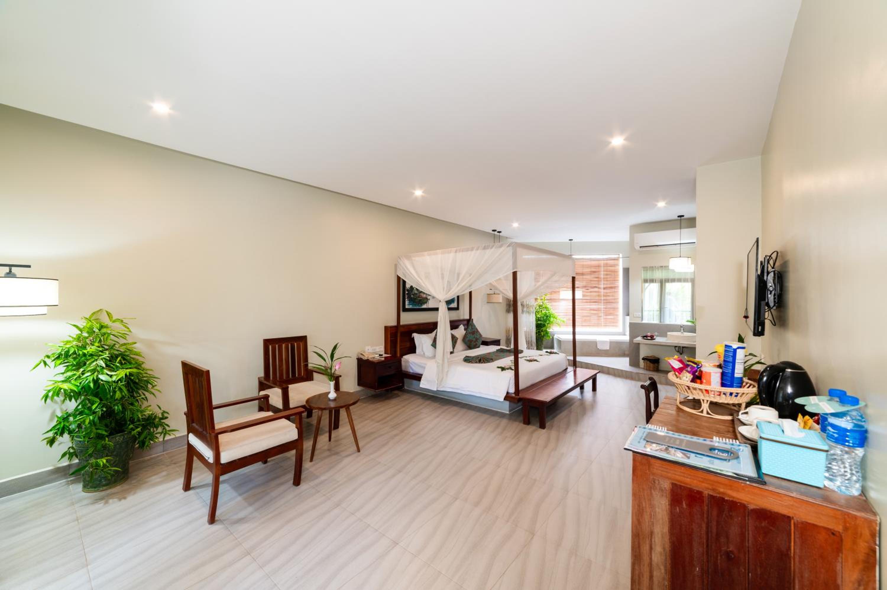 Deluxe Double Room with Balcony - Photo 5