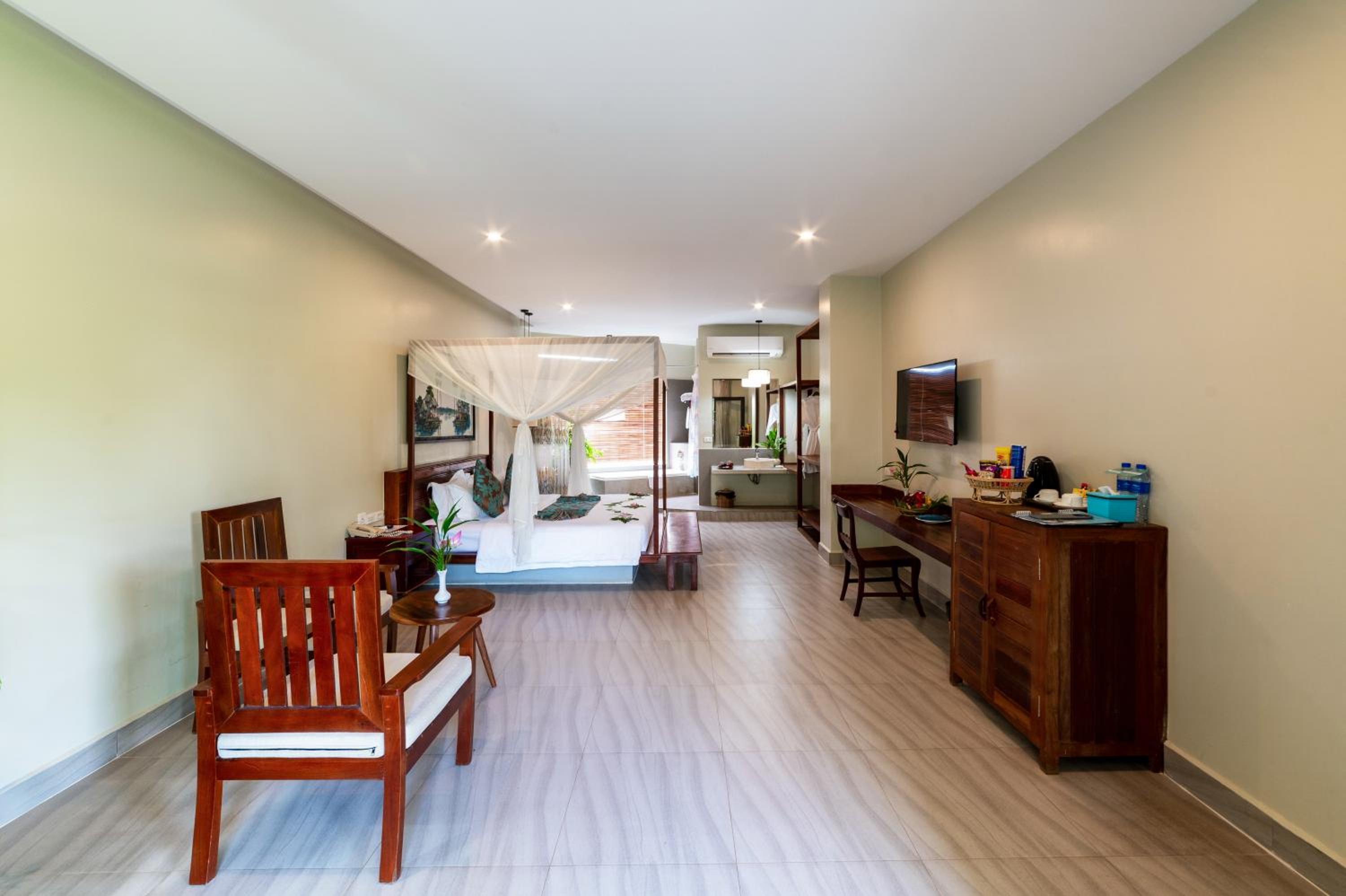 Deluxe Double Room with Balcony - Photo 6