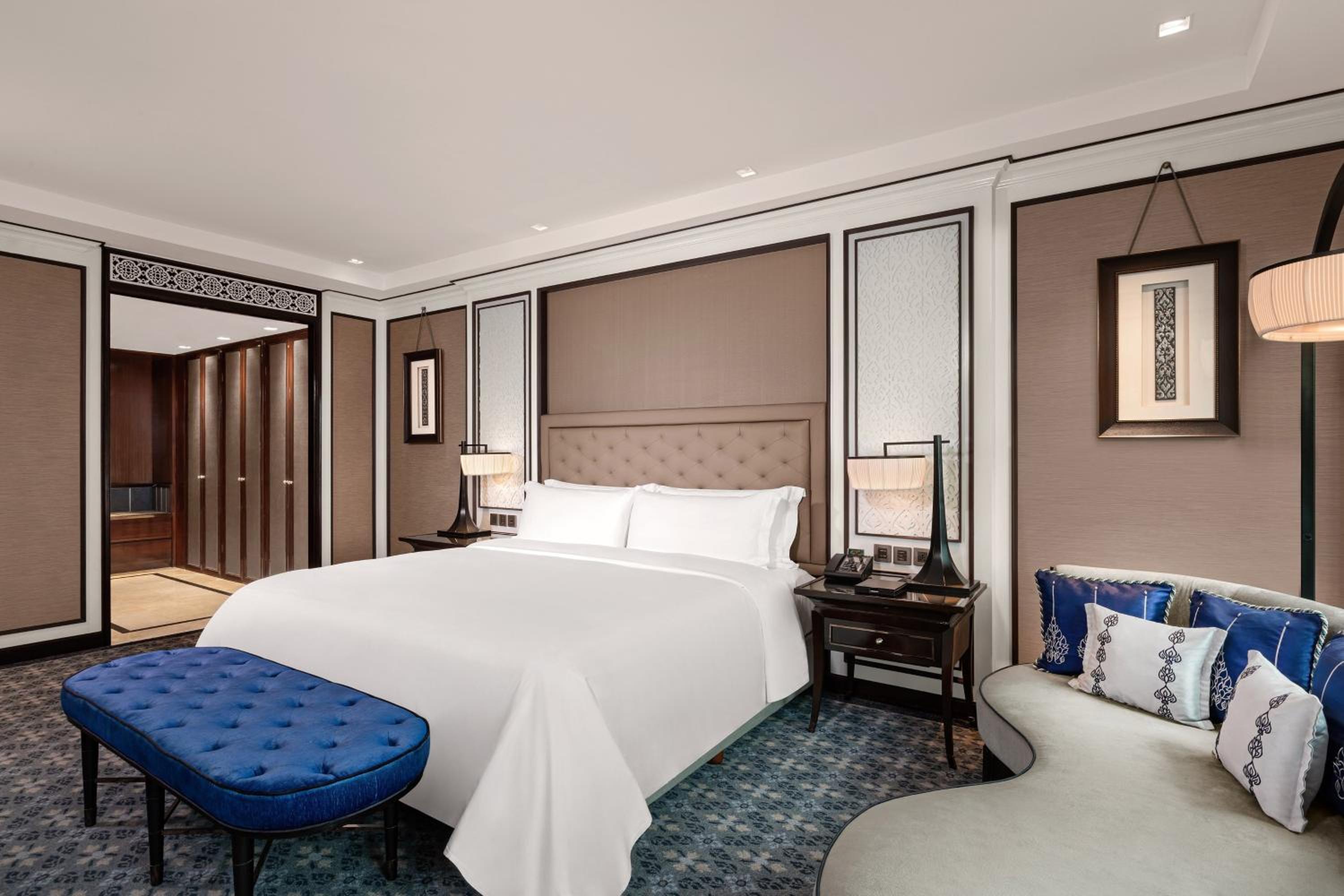 Royal Club Suite, Club lounge access, 1 King, City view thumbnail 5