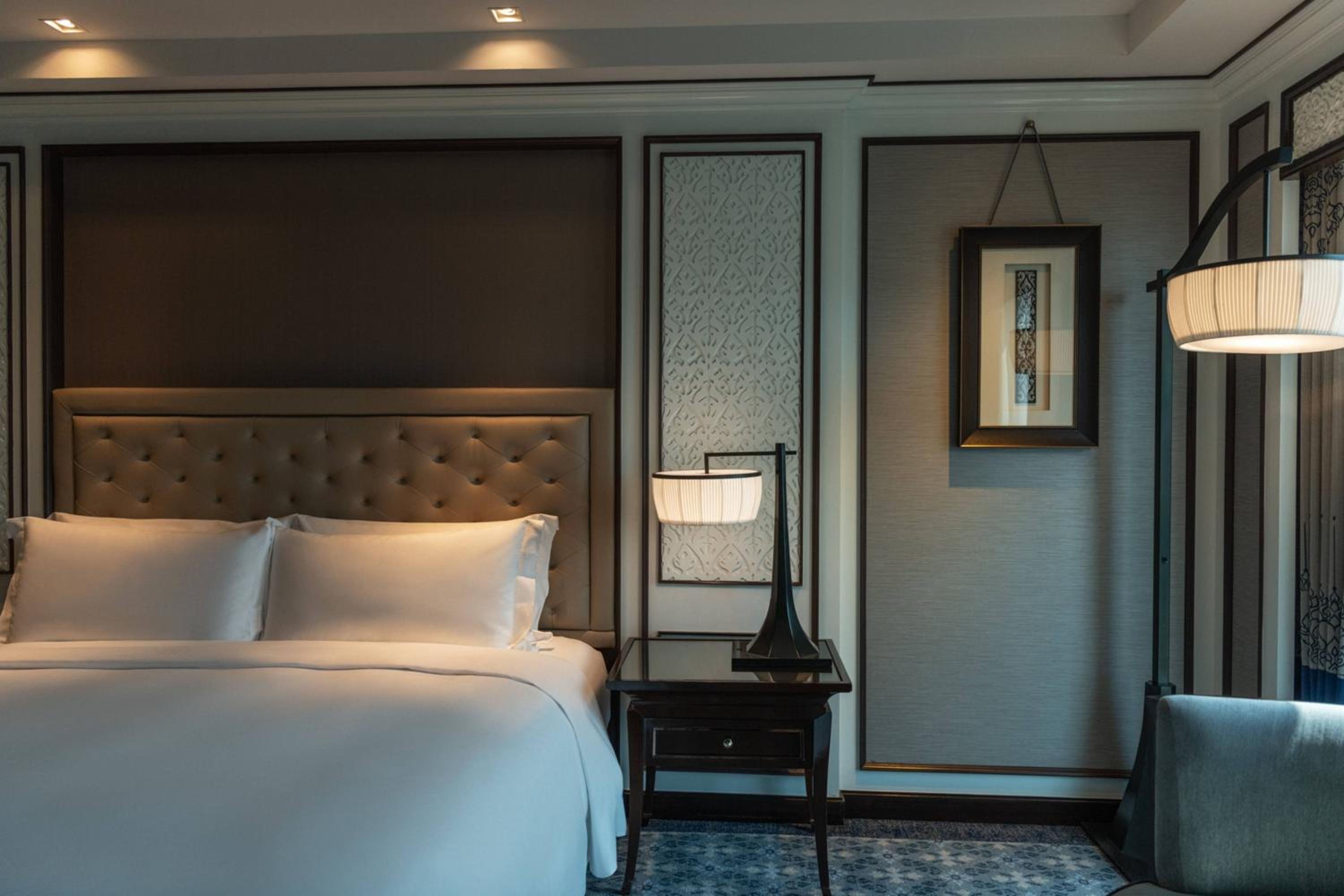 Royal Room, 1 King, City view