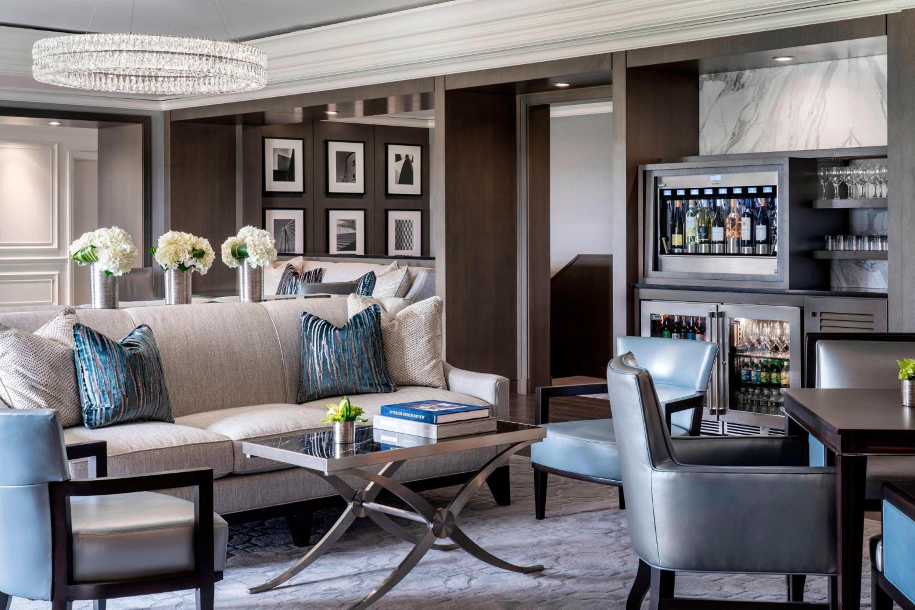 Club level, Guest room, 1 King Bed, High floor - Photo 3