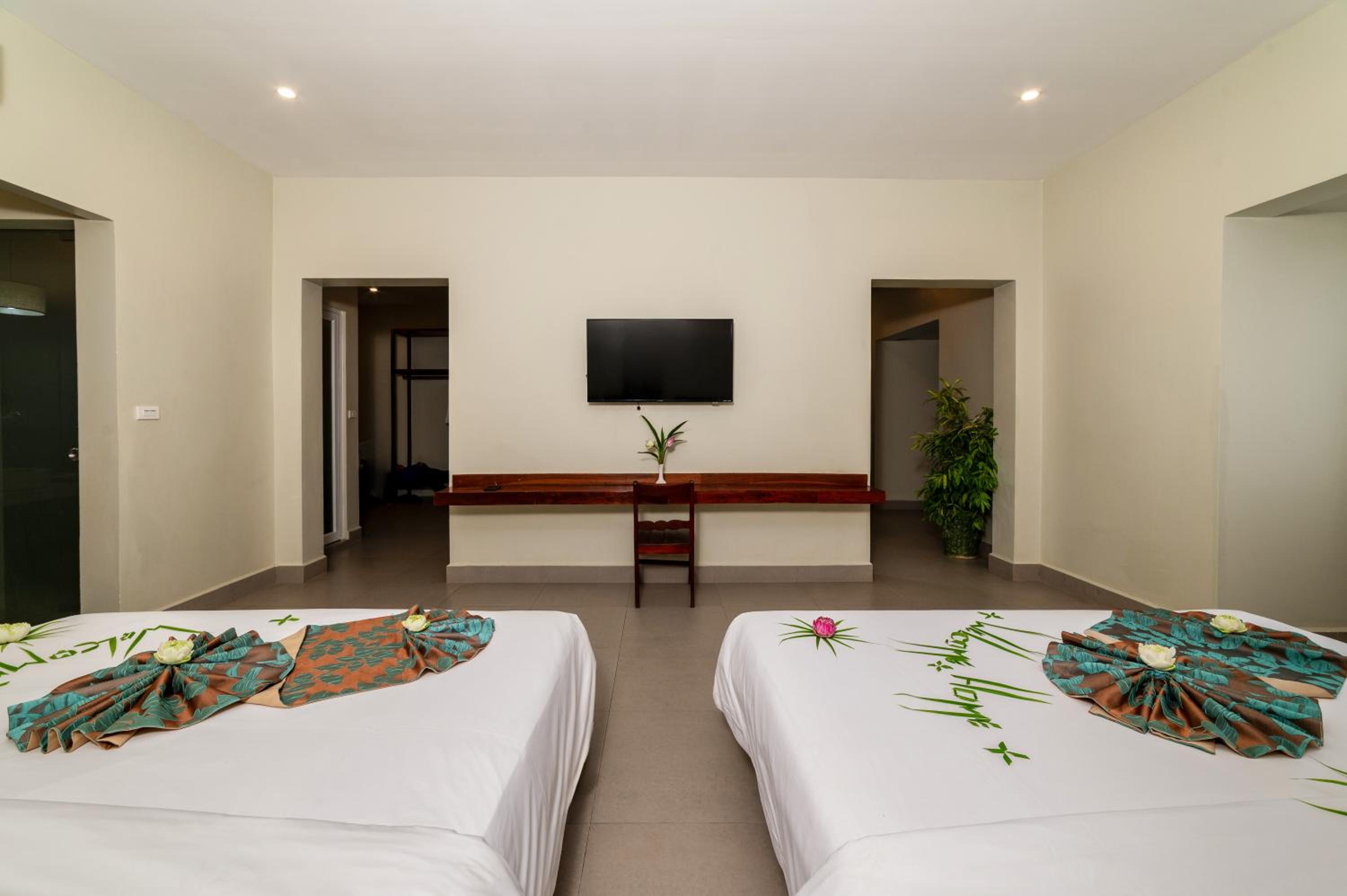 Family Suite with City View - Photo 2