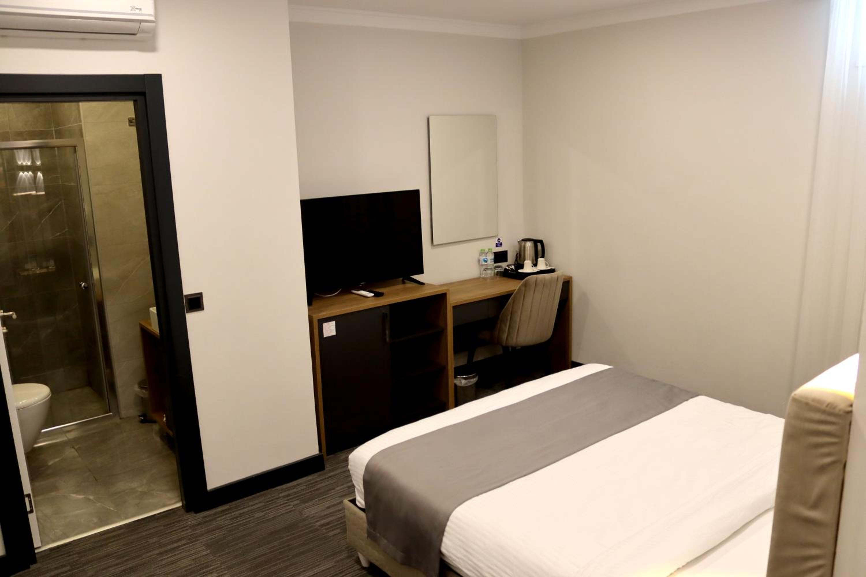 Economy Double Room photo 2