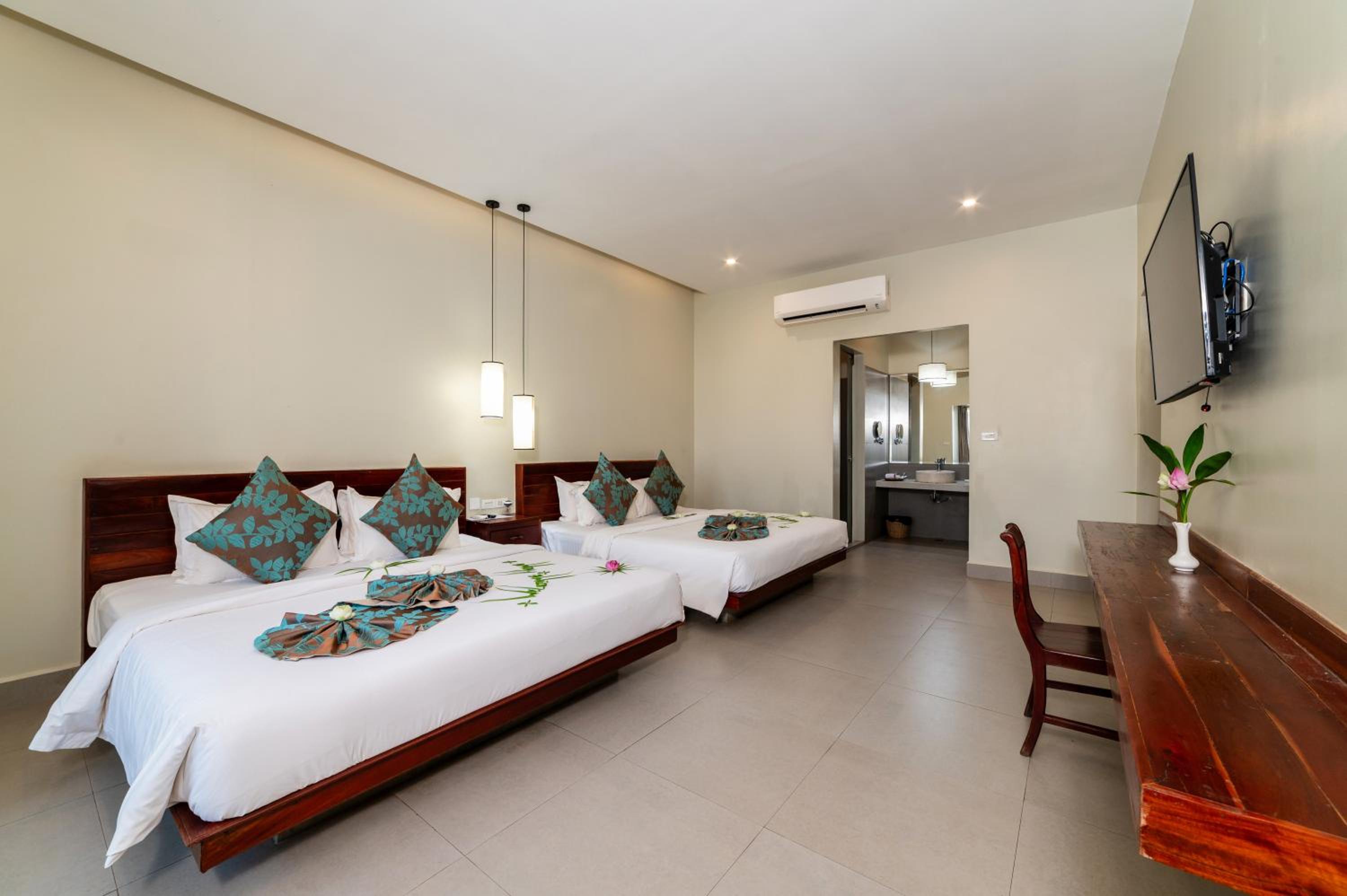 Family Suite with City View - Photo 3