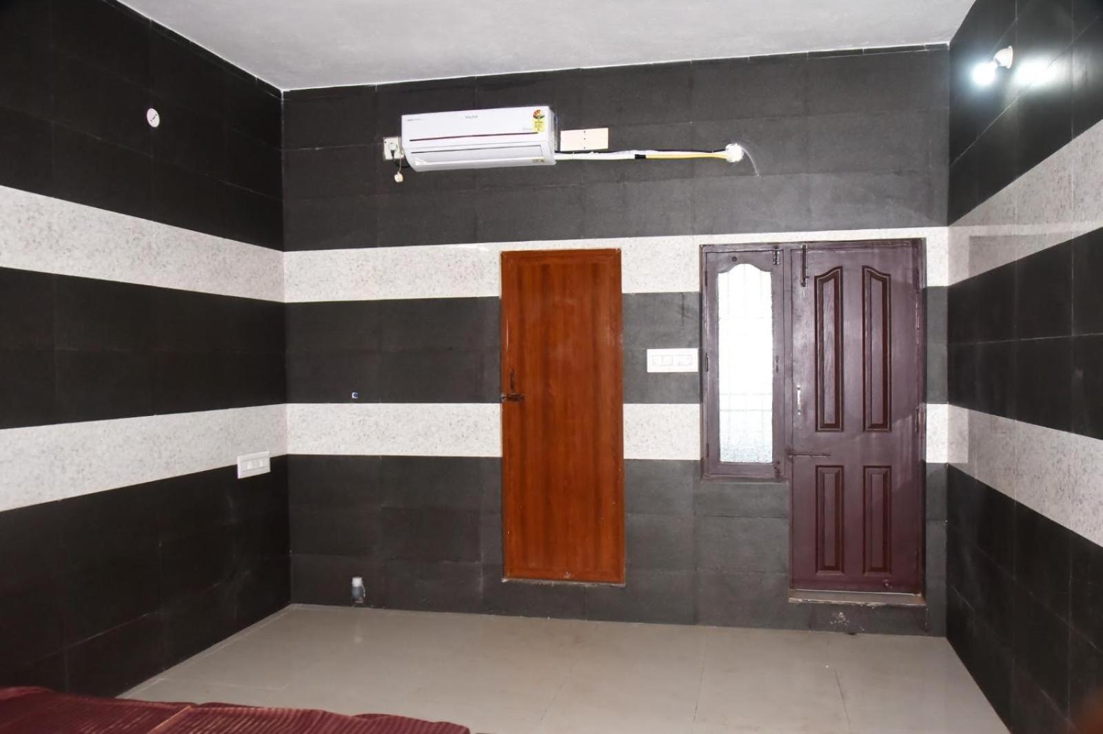 Deluxe Double Room (2 Adults + 1 Child) photo 2