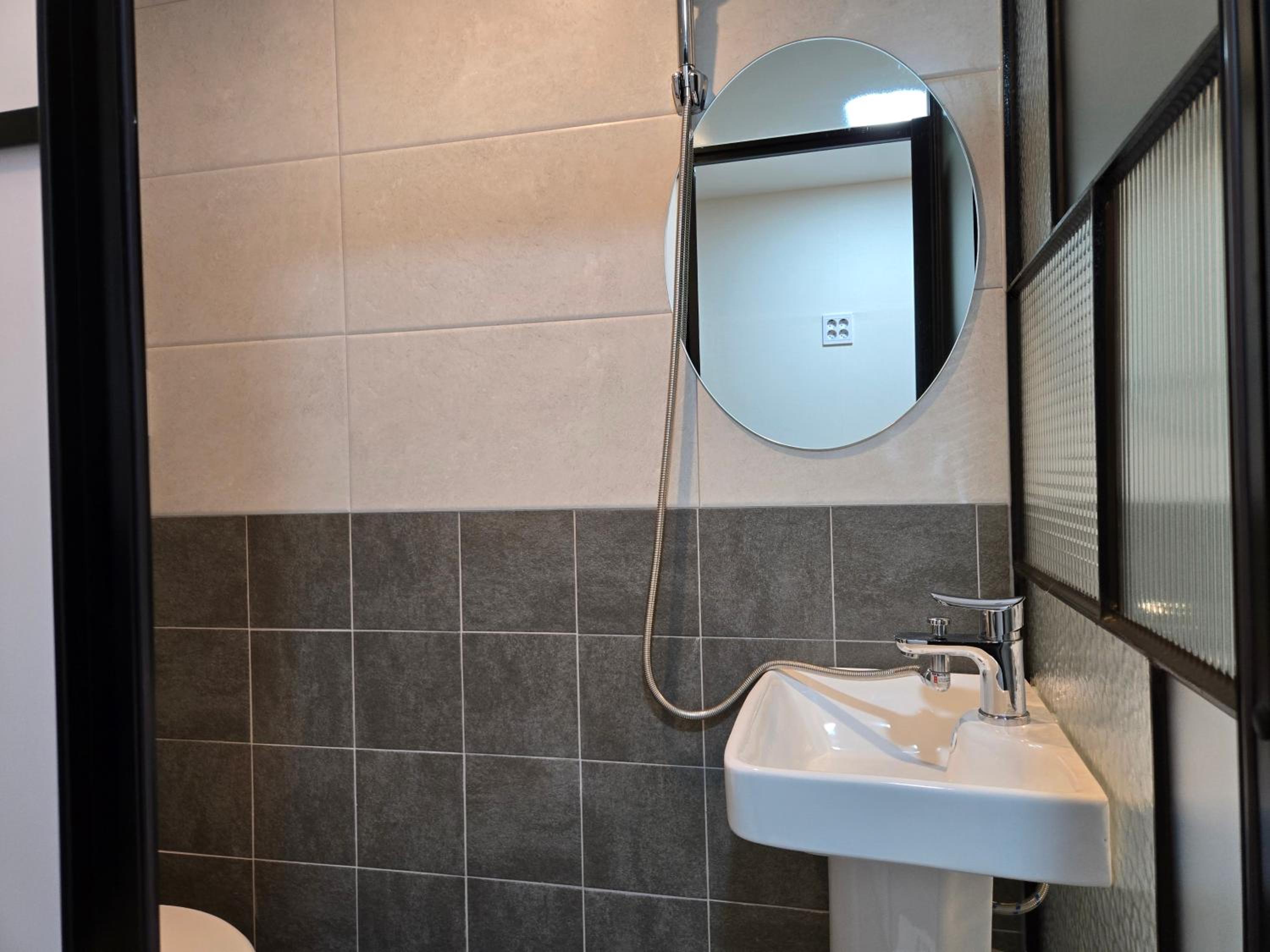 Twin Room with Private Bathroom - Photo 3