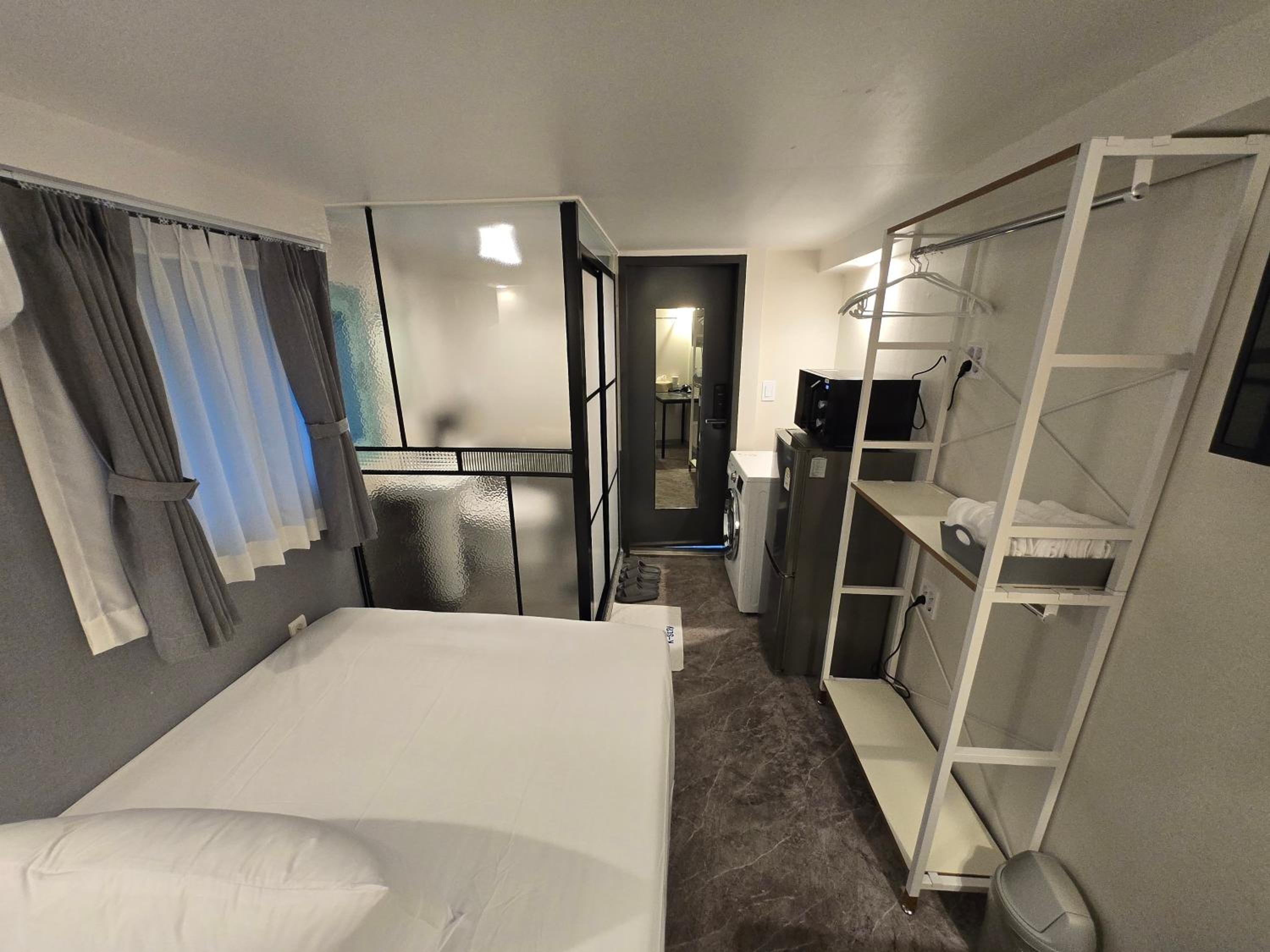 Double Room with Private Bathroom - Photo 13