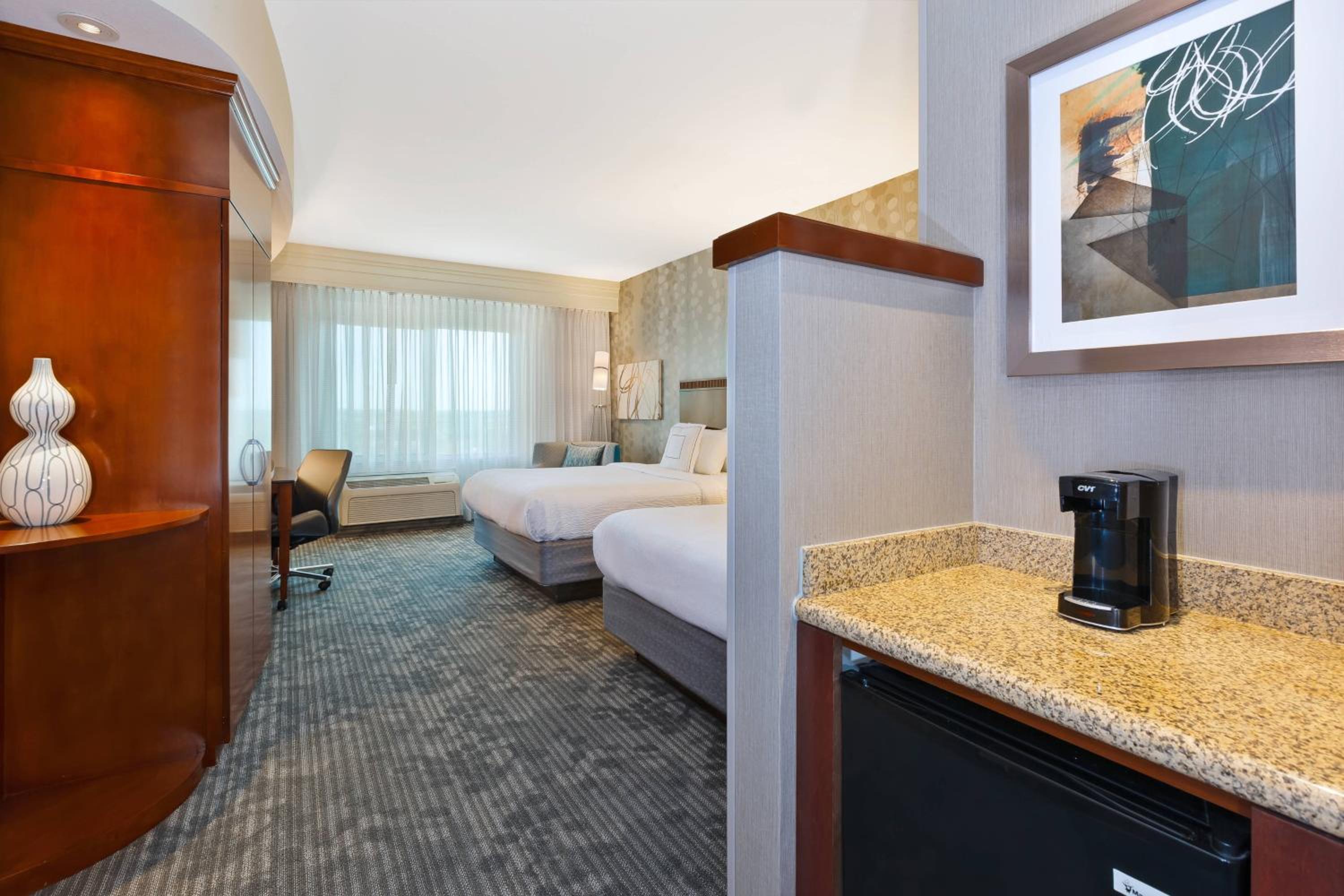 Queen Room with Two Queen Beds - Photo 2