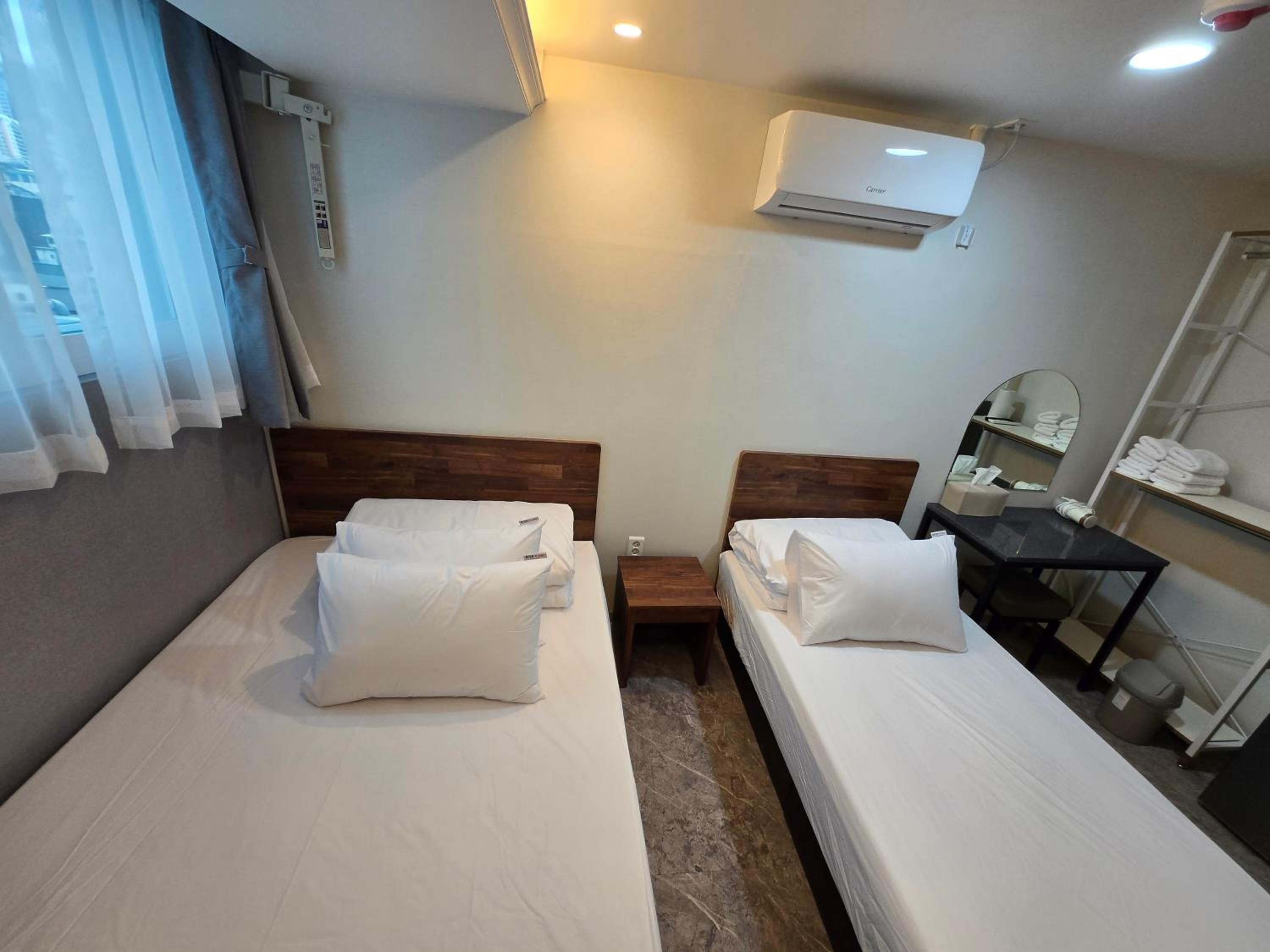Twin Room with Private Bathroom - Photo 7