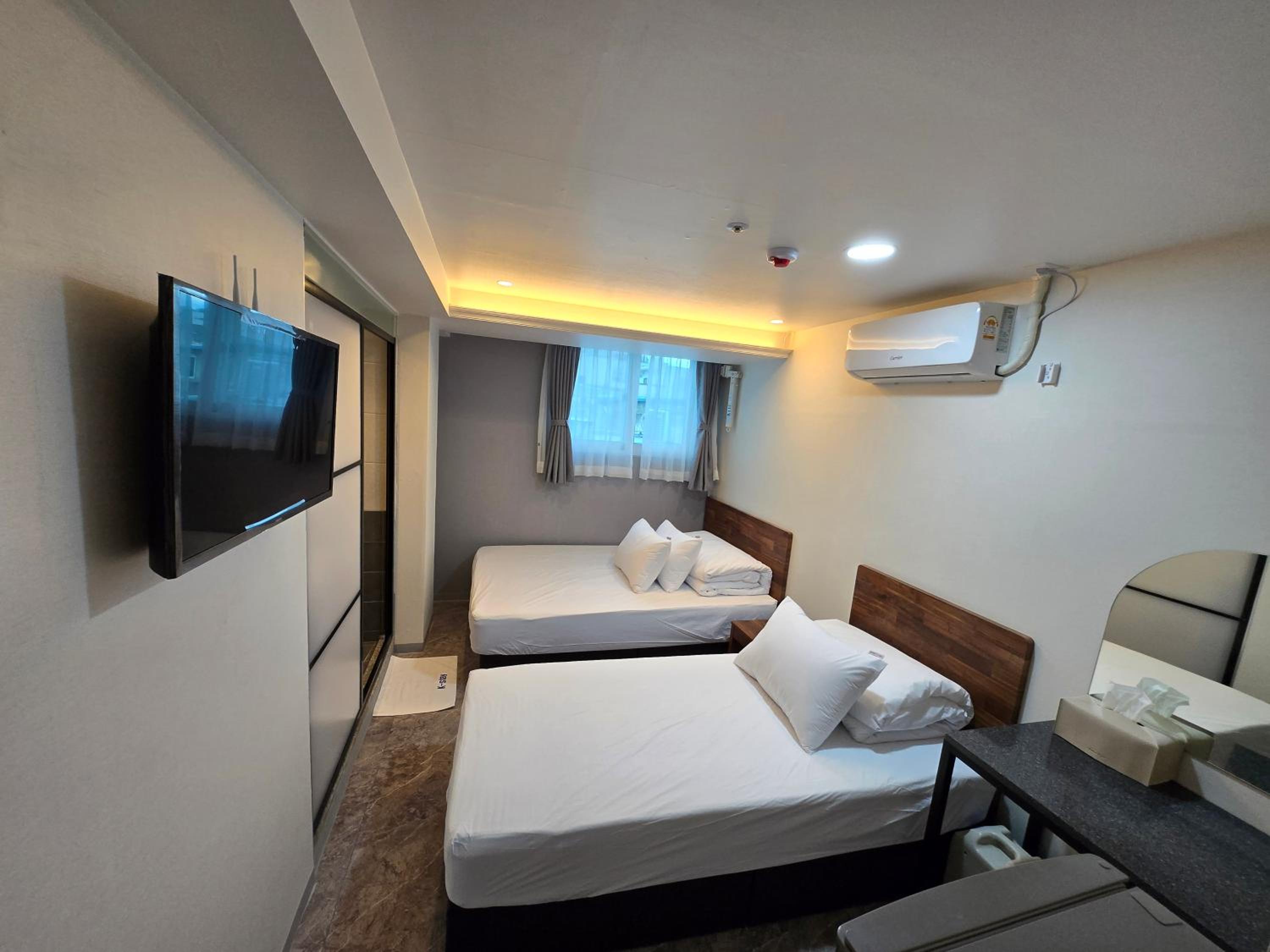 Triple Room with Private Bathroom - Photo 6