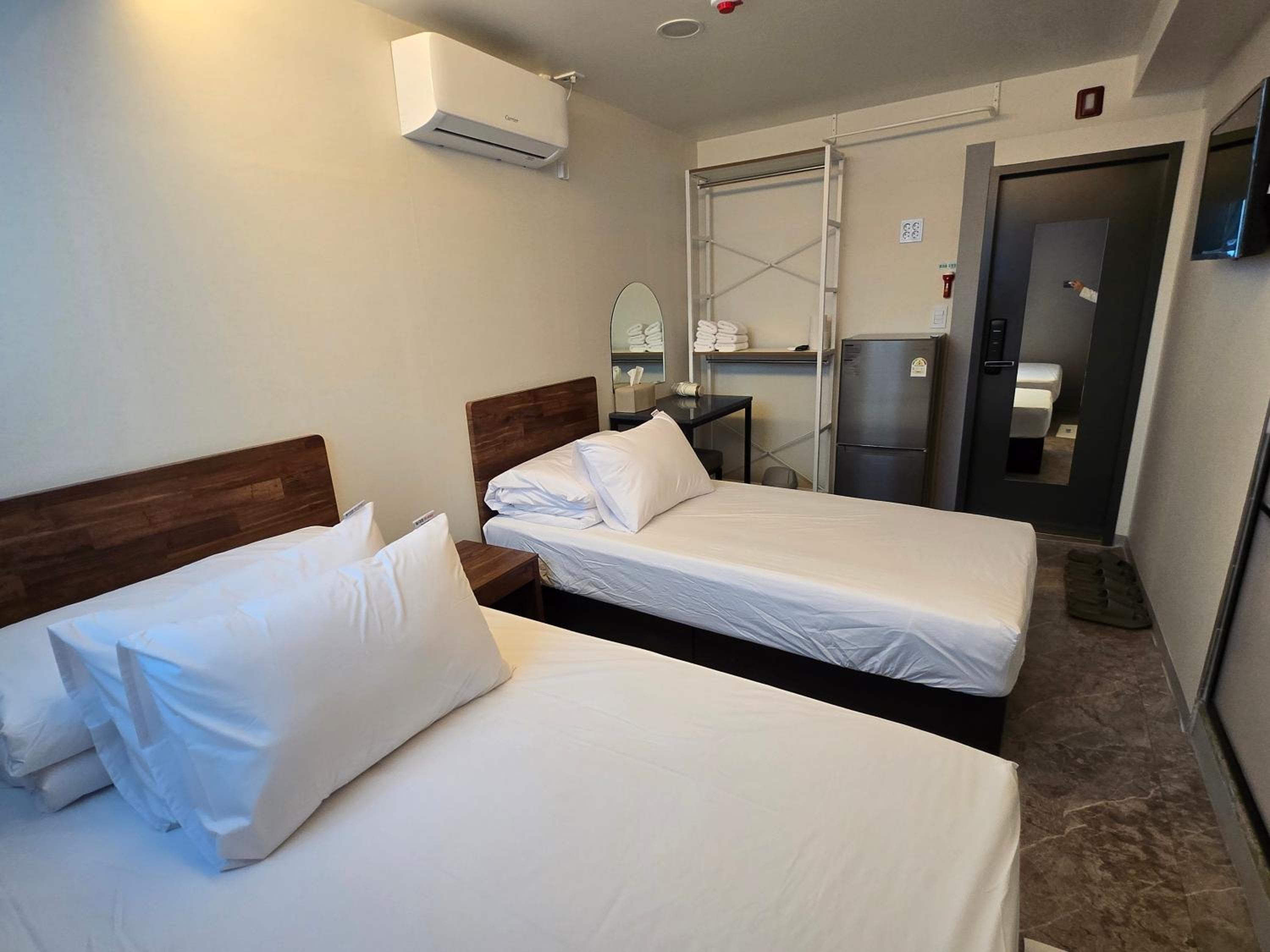 Twin Room with Private Bathroom - Photo 9