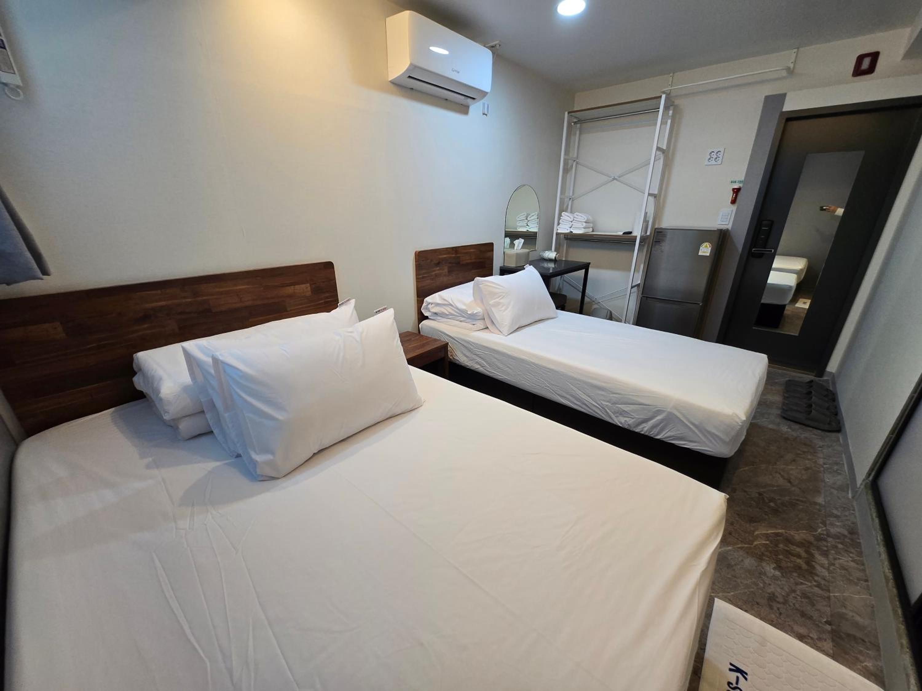 Twin Room with Private Bathroom - Photo 10