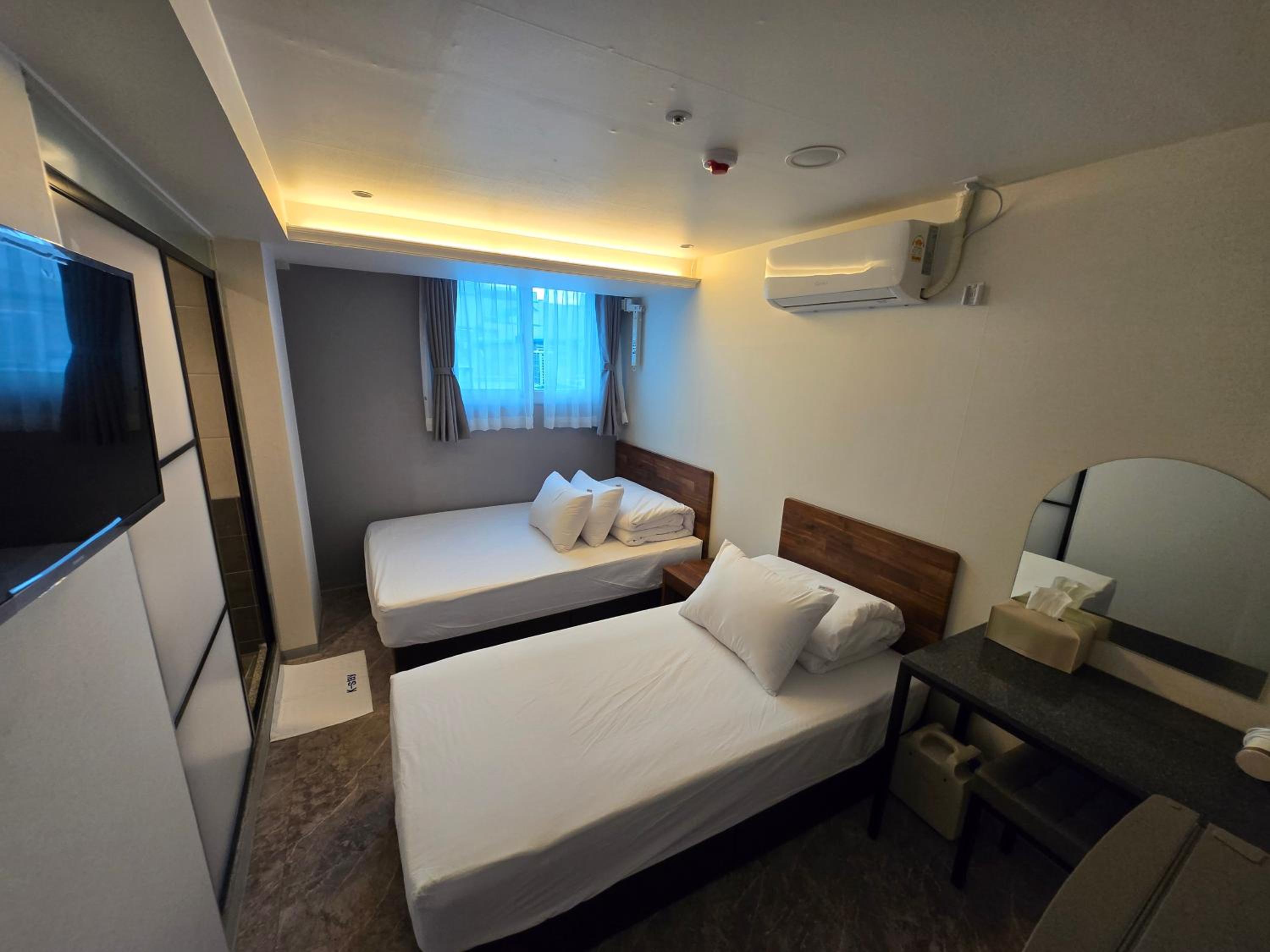 Triple Room with Private Bathroom - Photo 7
