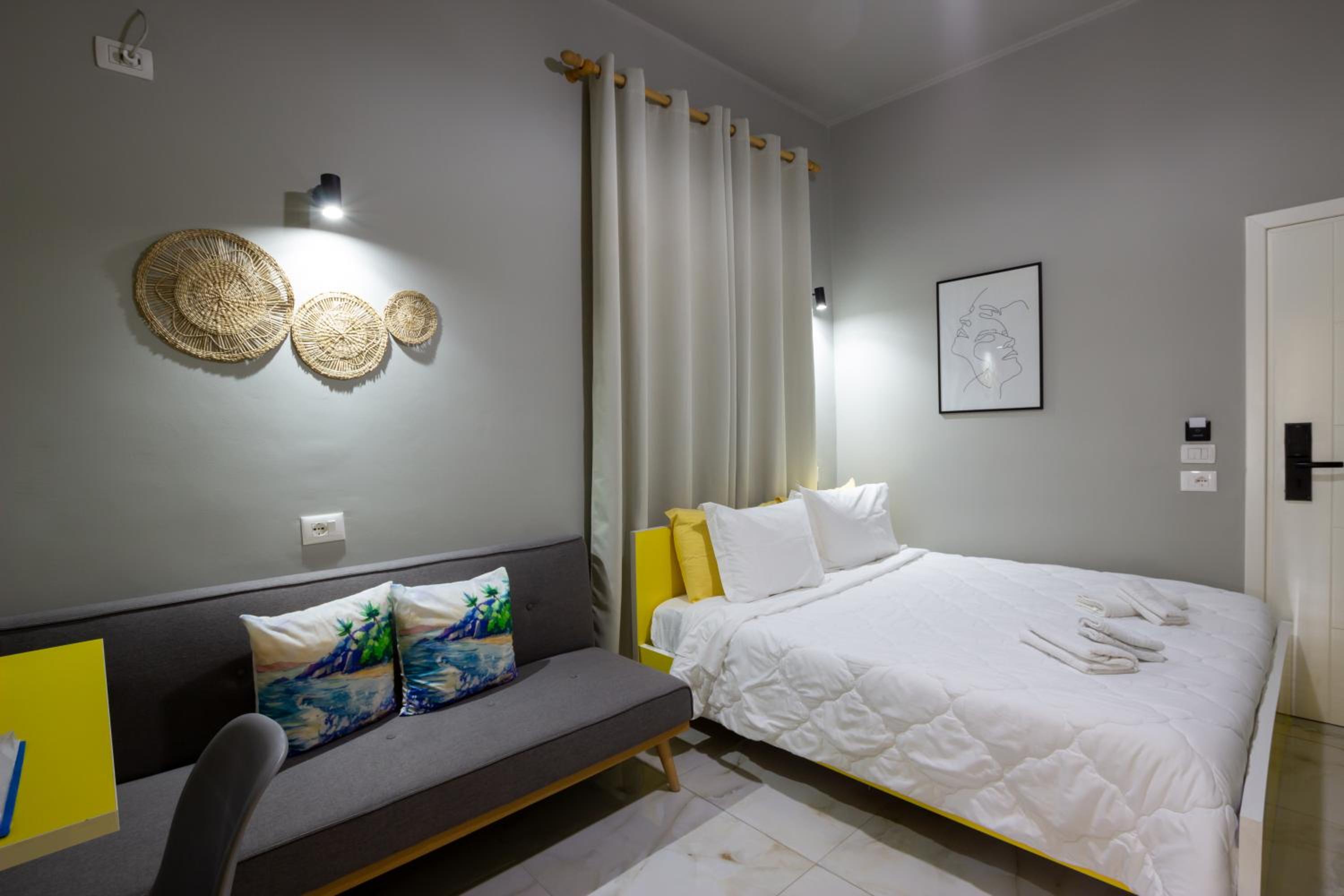 Deluxe Double Room with Balcony photo 3