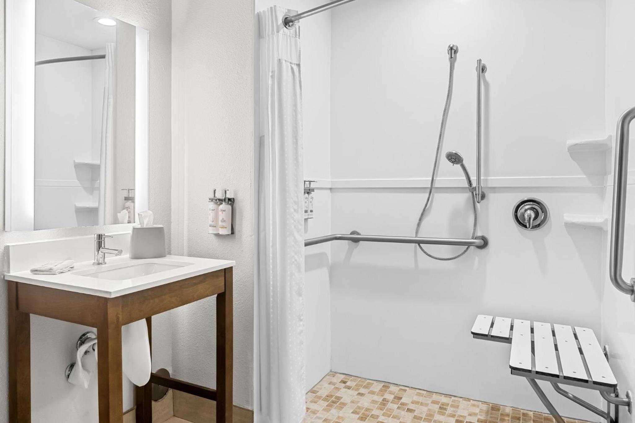 Queen Room with Two Queen Beds Hearing Accessible with Roll-In Shower - Non-Smoking - Photo 9