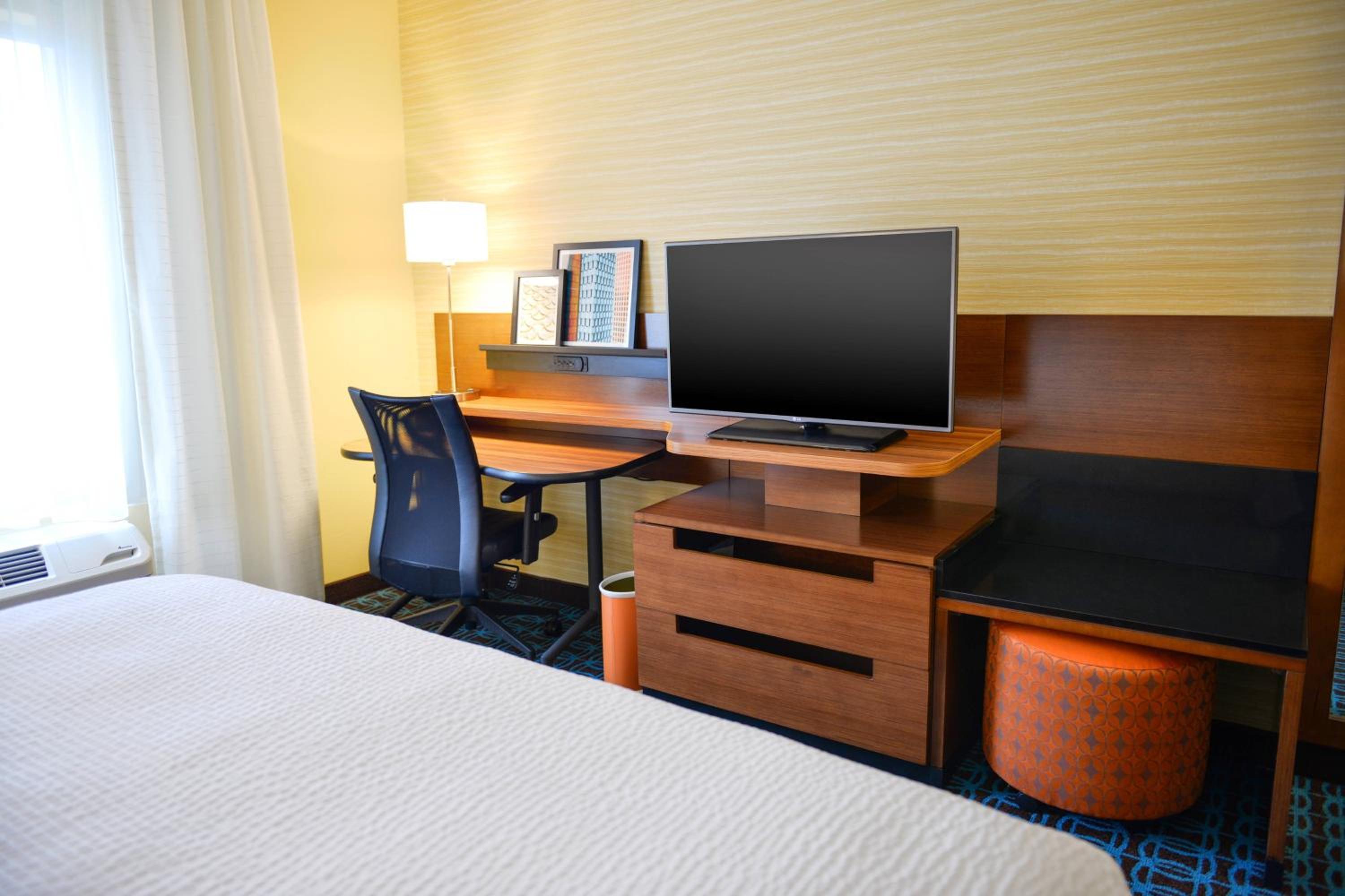 King Room with Transfer Shower - Mobility and Hearing Accessible