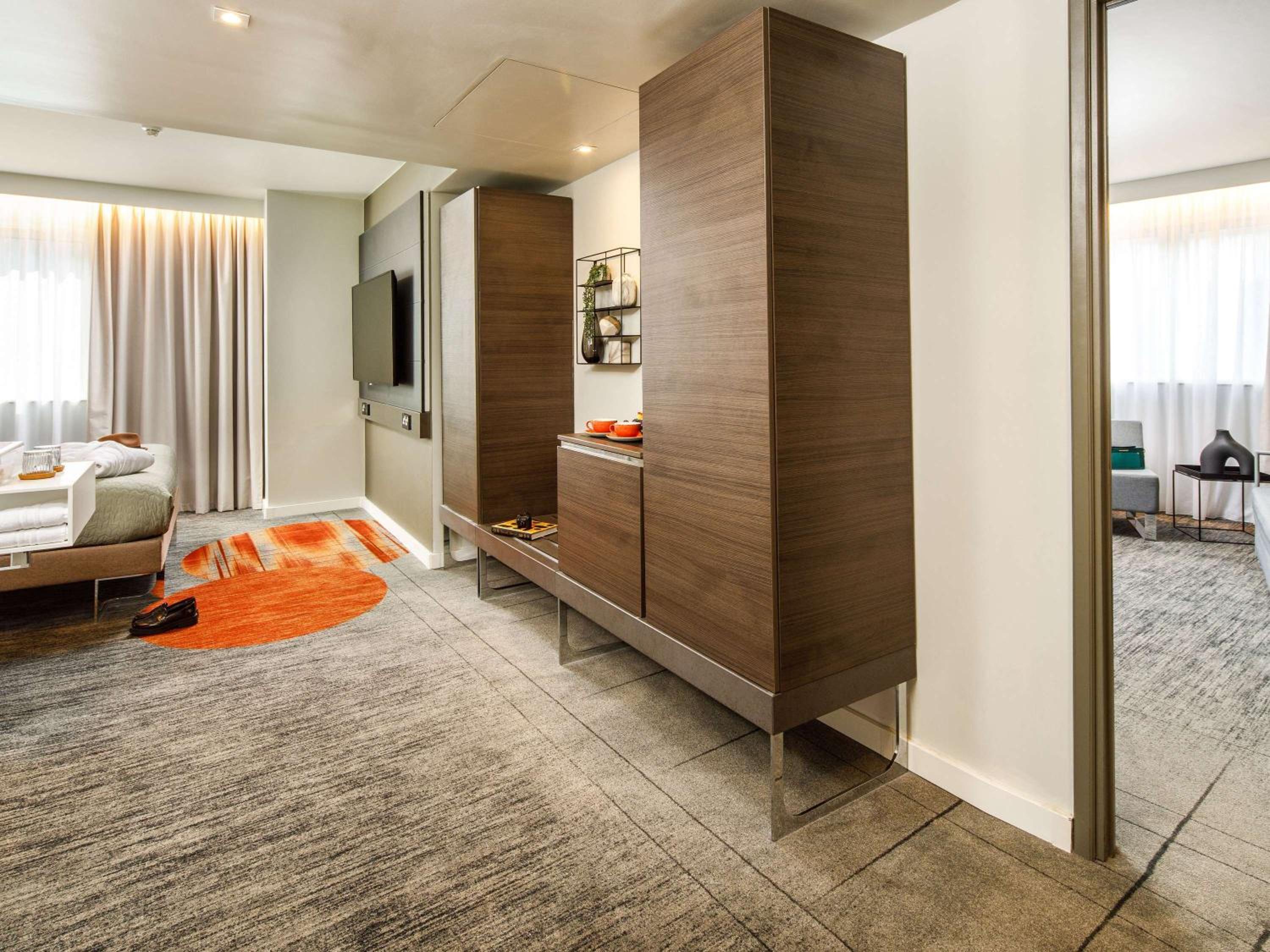 Executive Premium Queen Room with One Queen Bed and One Double Sofa Bed photo 1
