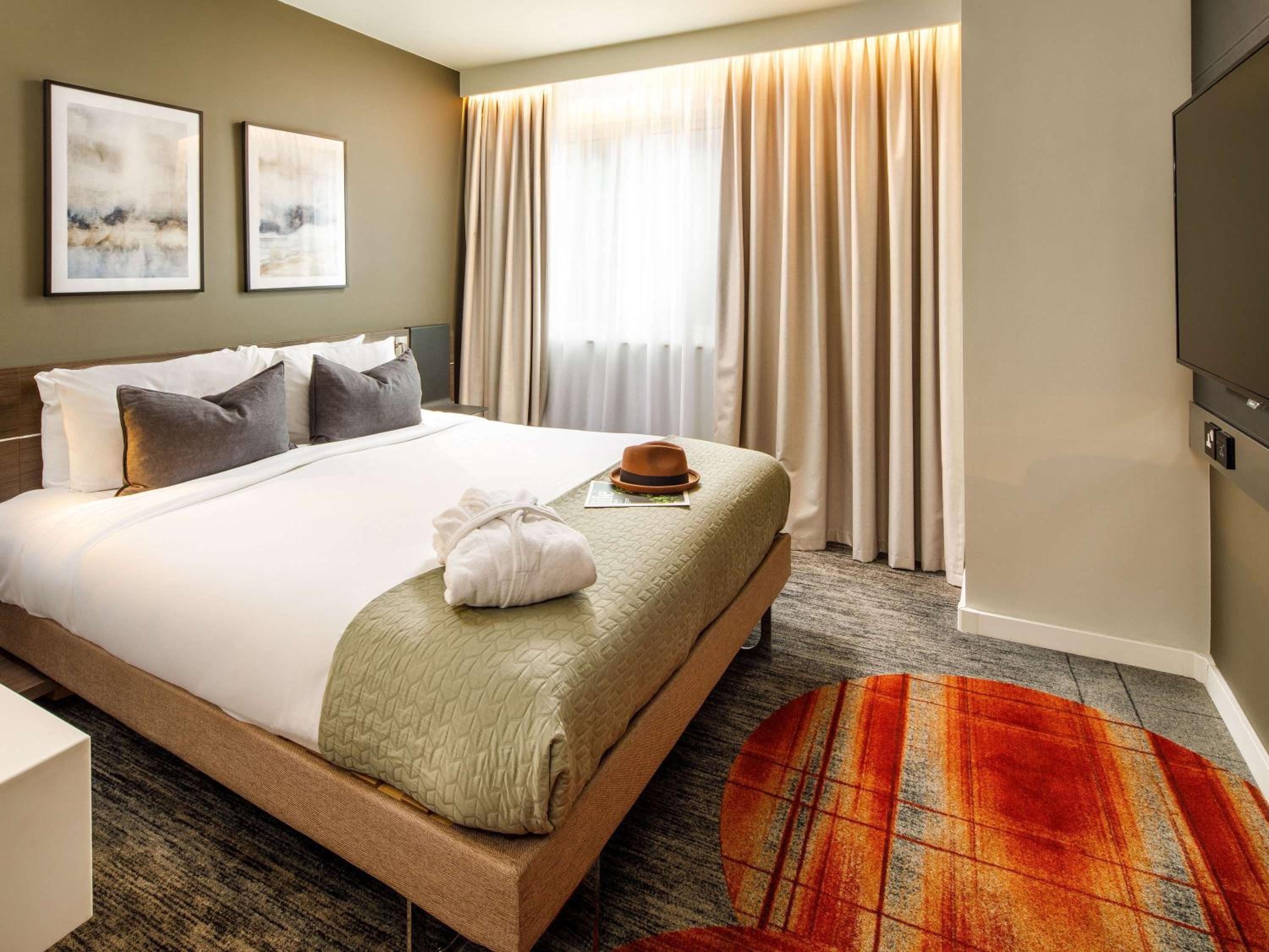 Queen Suite with Queen Bed and Sofa Bed photo 3