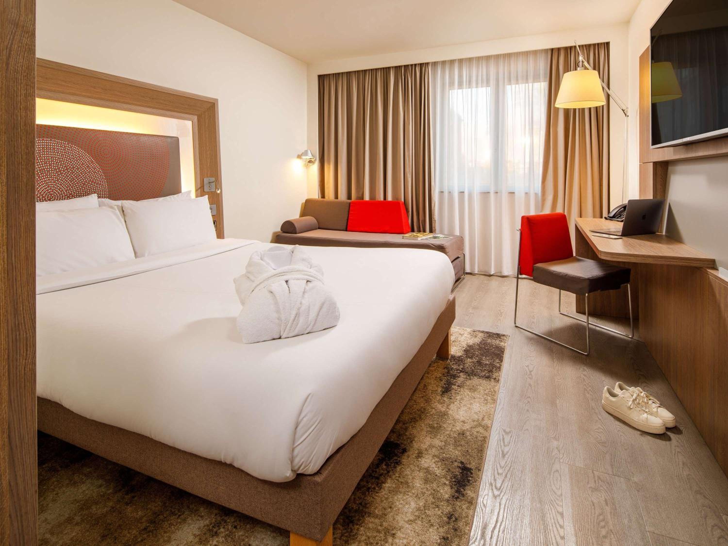 Superior Queen Room with One Queen Bed and One Single Sofa Bed photo 3