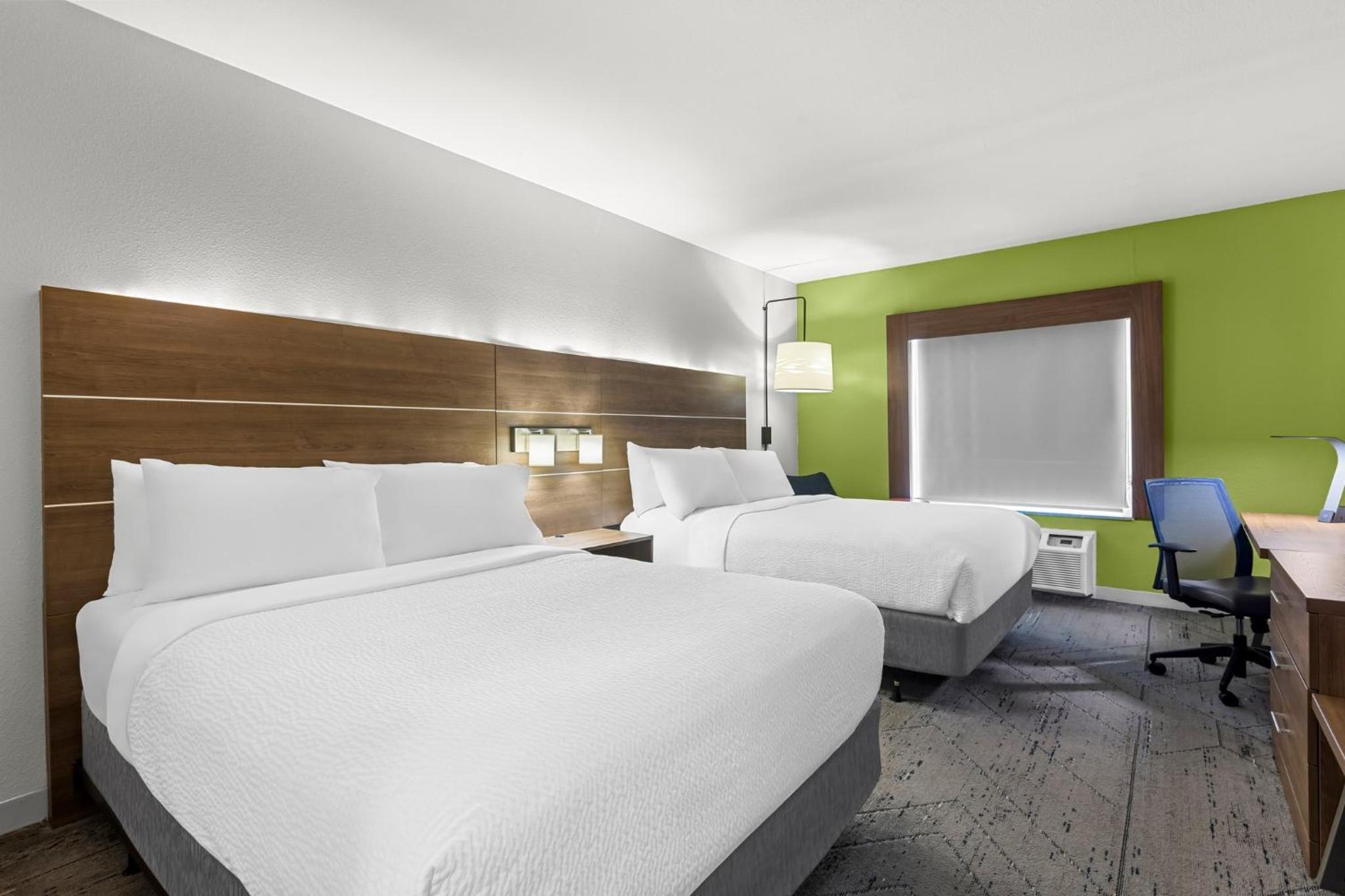 Standard Queen Room with Two Queen Beds - Photo 5