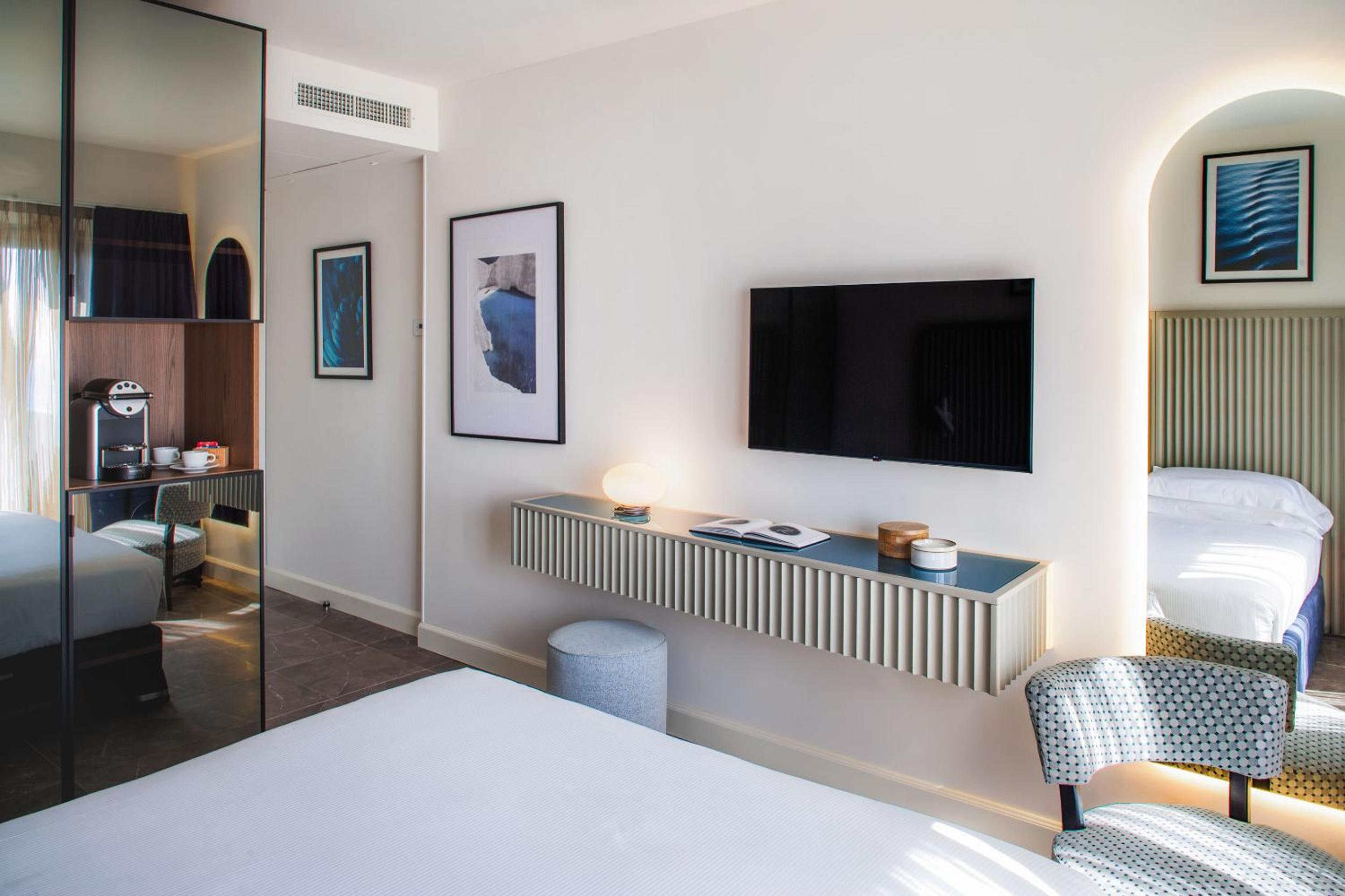 Superior Double Room with Sea View - Photo 2