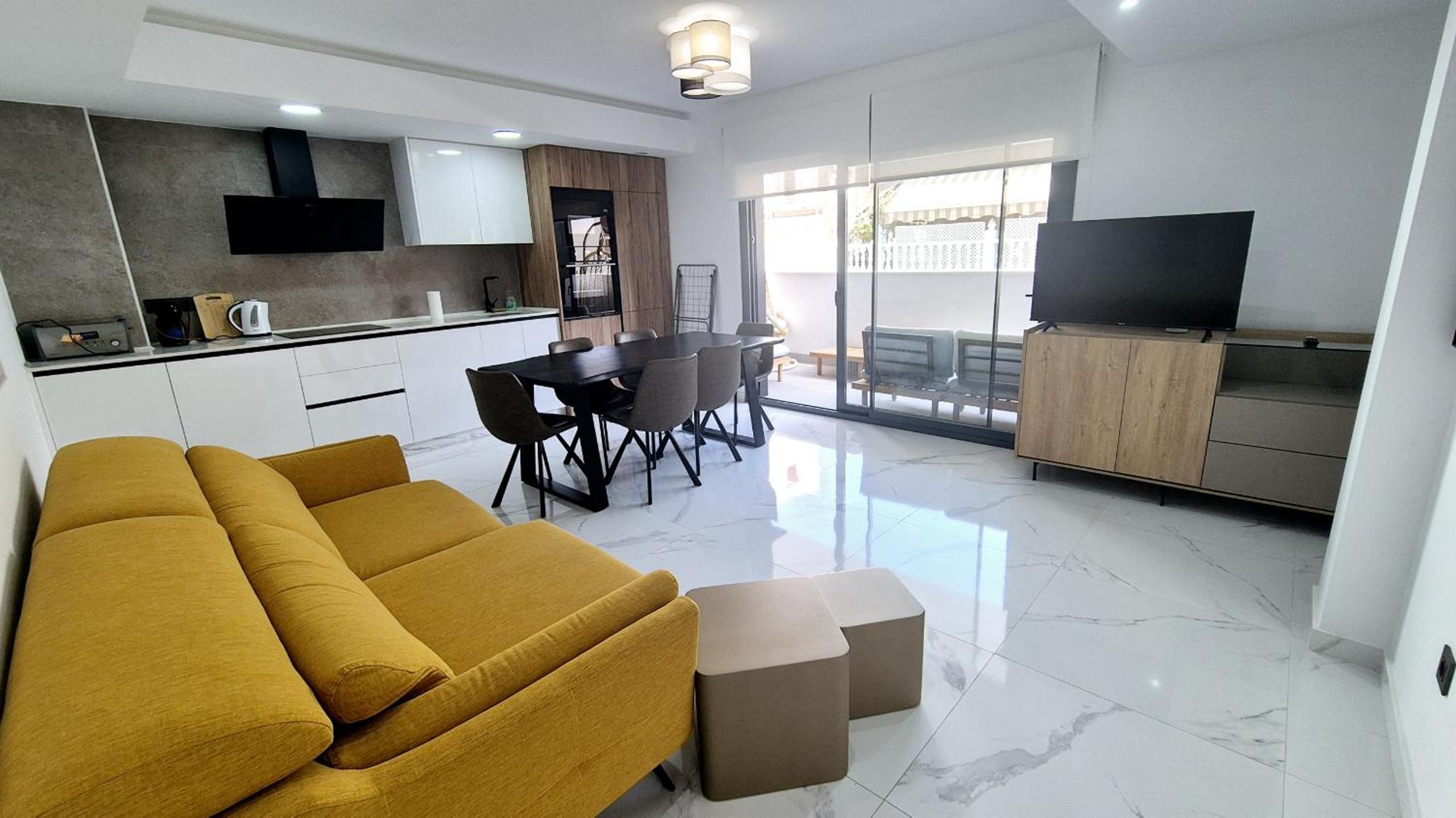 Apartamento de tres habitaciones con balcón
