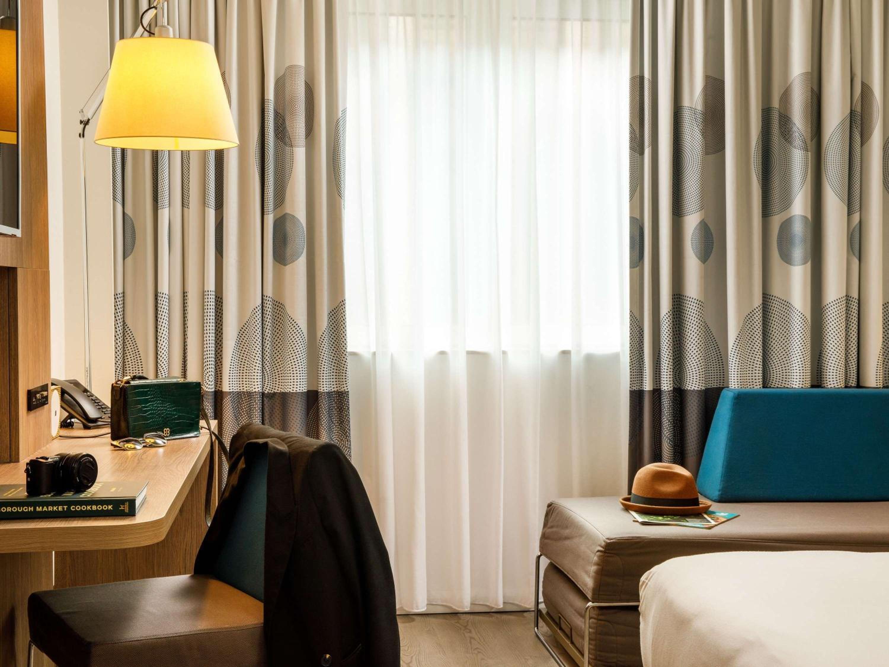 Superior Queen Room with One Queen Bed and One Single Sofa Bed photo 2
