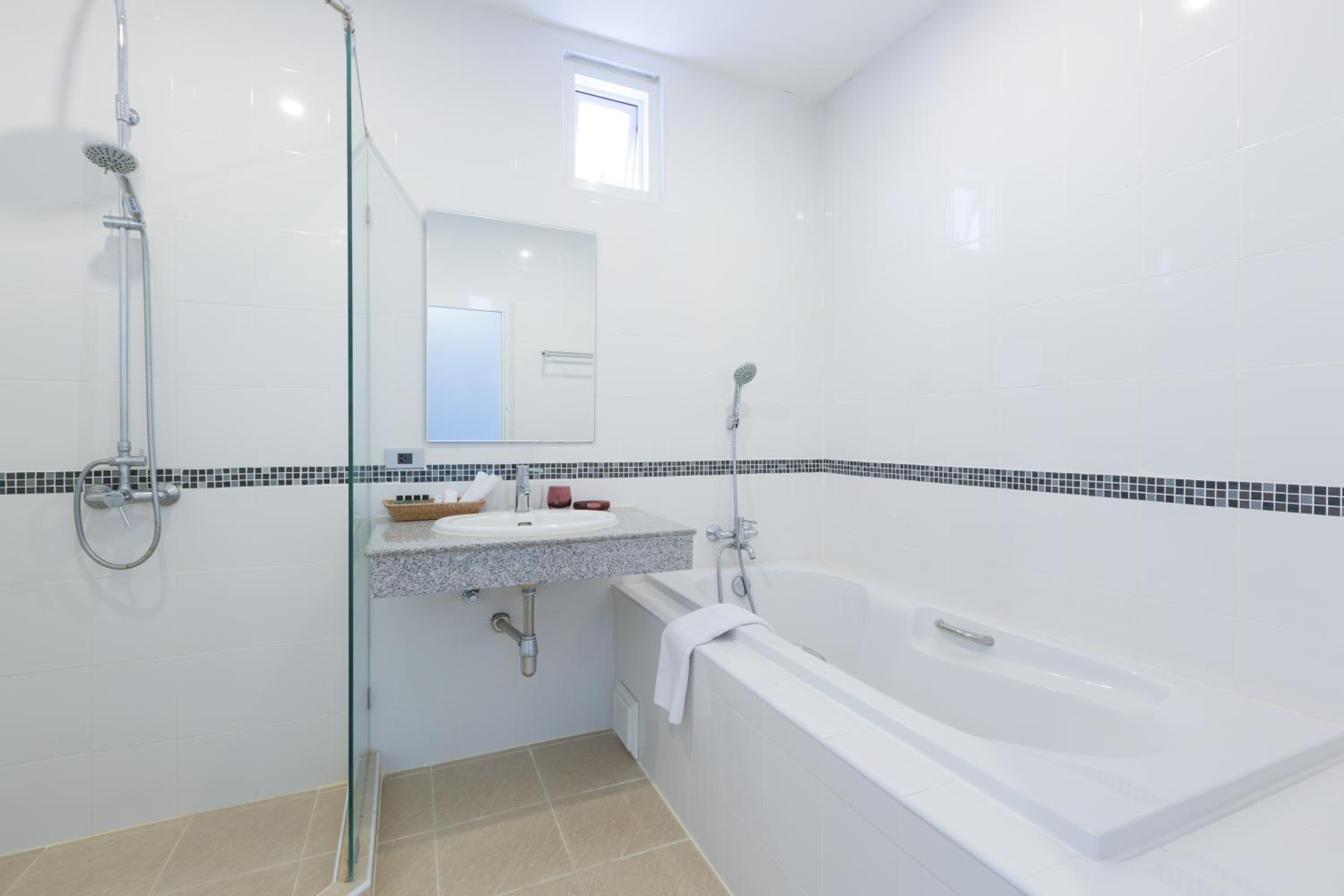 Pool Suite photo 3
