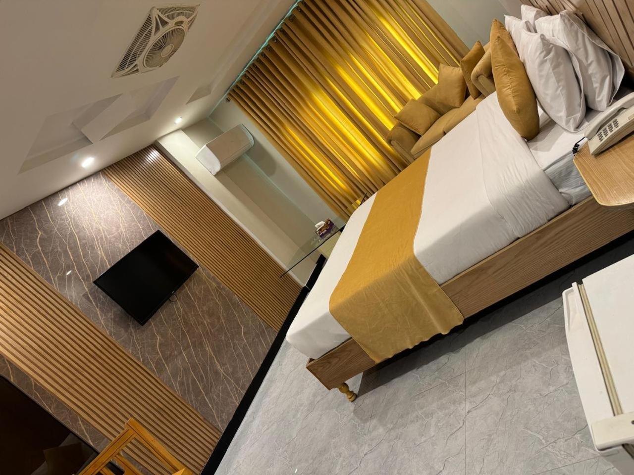 Deluxe Double Room (2 Adults + 1 Child)