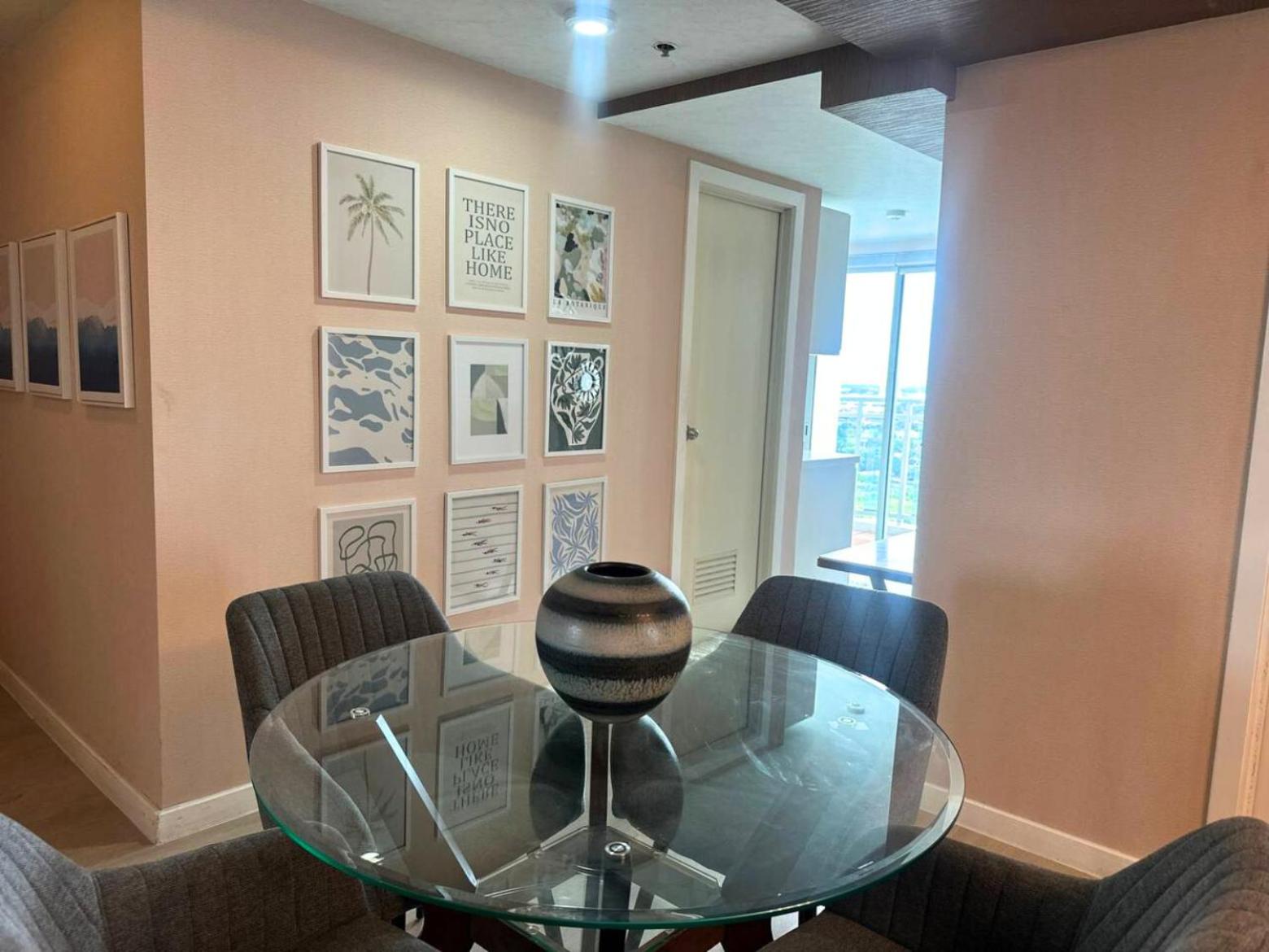 One-Bedroom Apartment with Balcony and Sea View photo 2