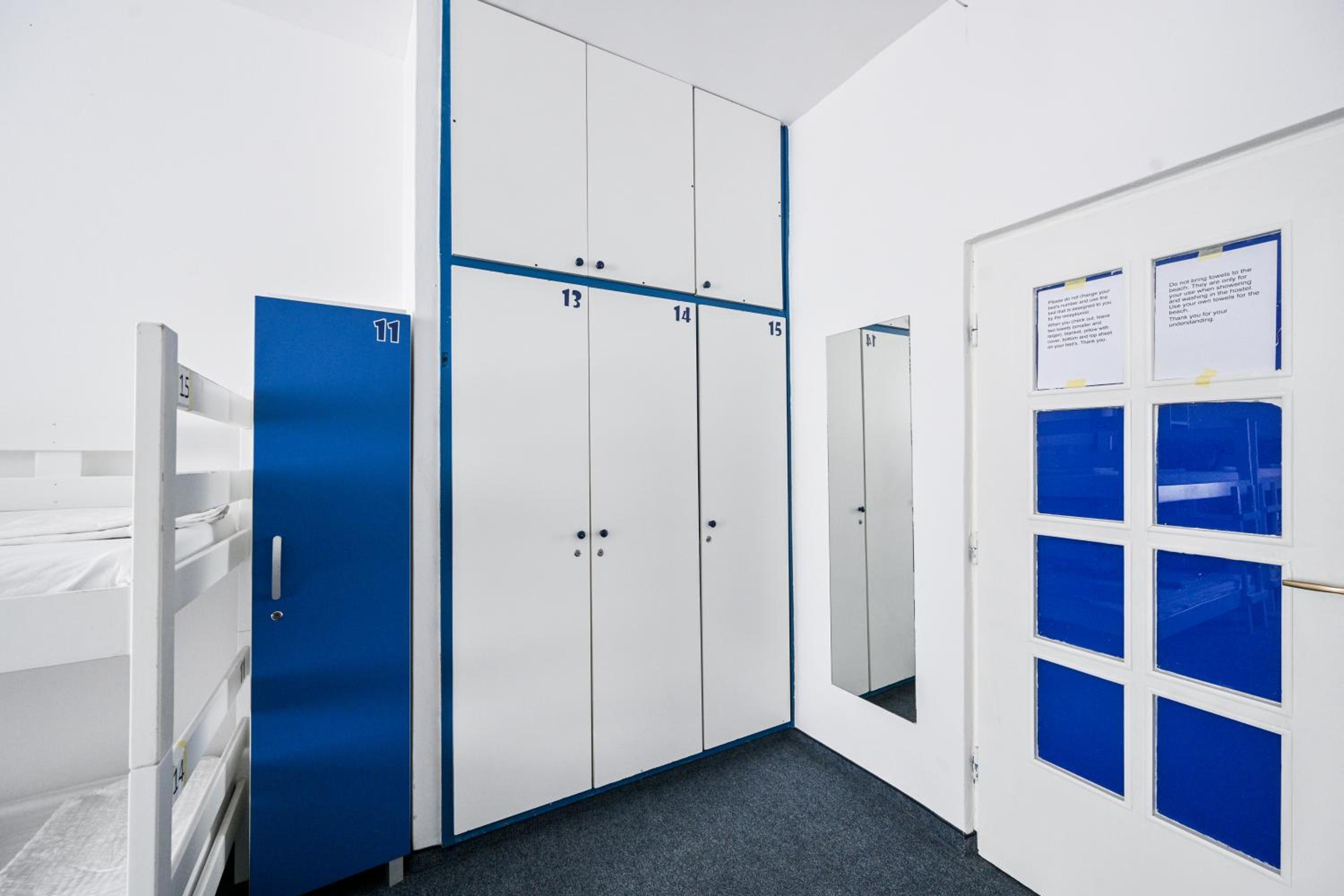 Bed in 8-Bed Mixed Dormitory Room with Sea View photo 3