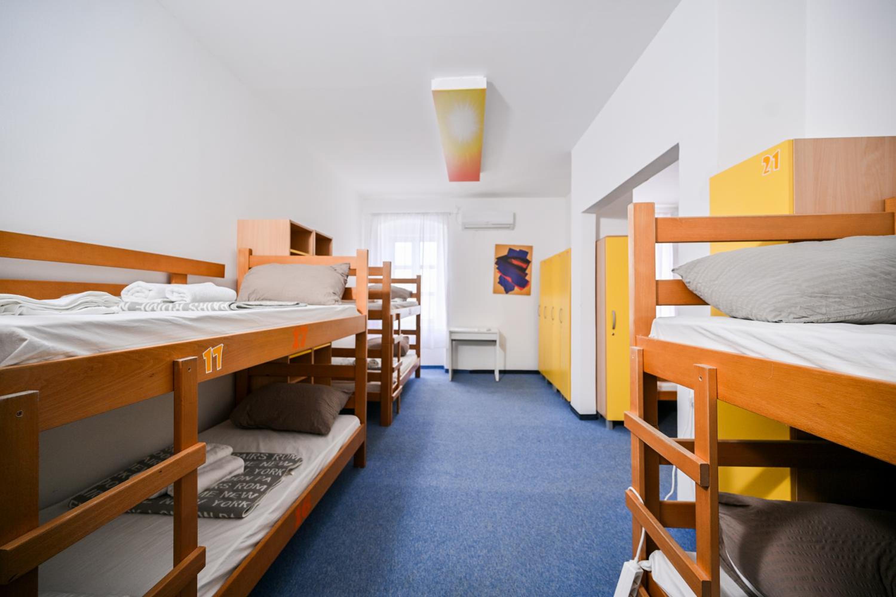 Bed in 10-Bed Mixed Dormitory Room with Sea View photo 3