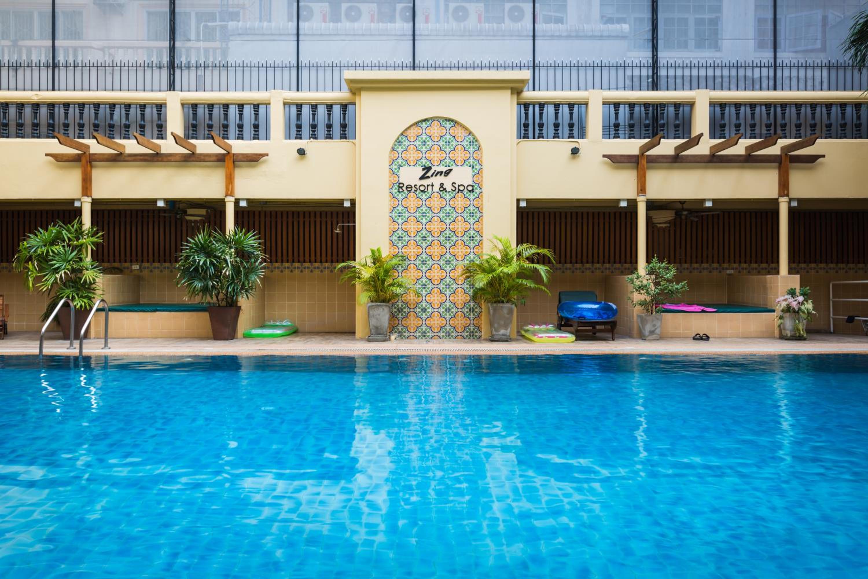 Pool Suite photo 3
