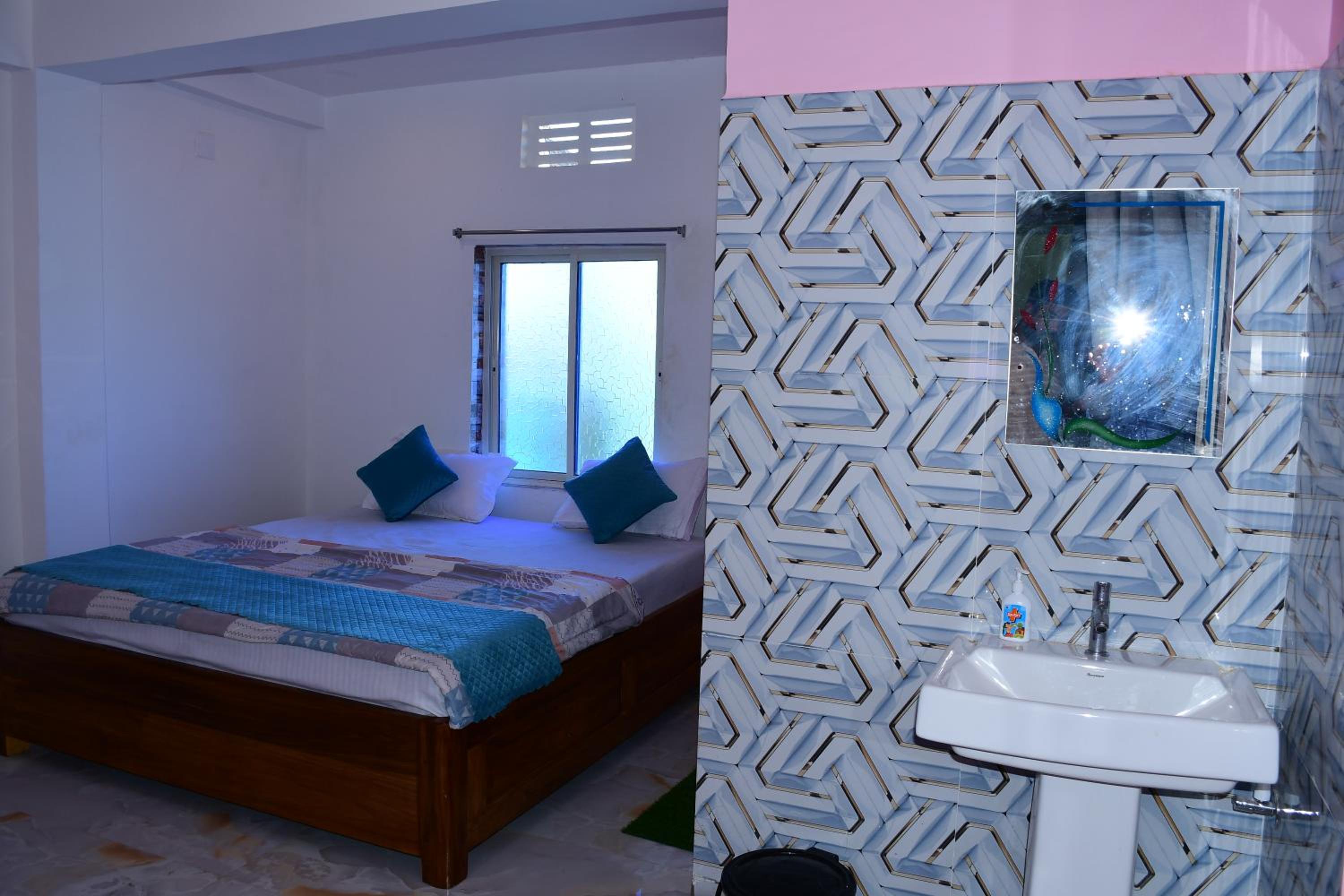 Deluxe Room (2 Adults + 1 Child) photo 2