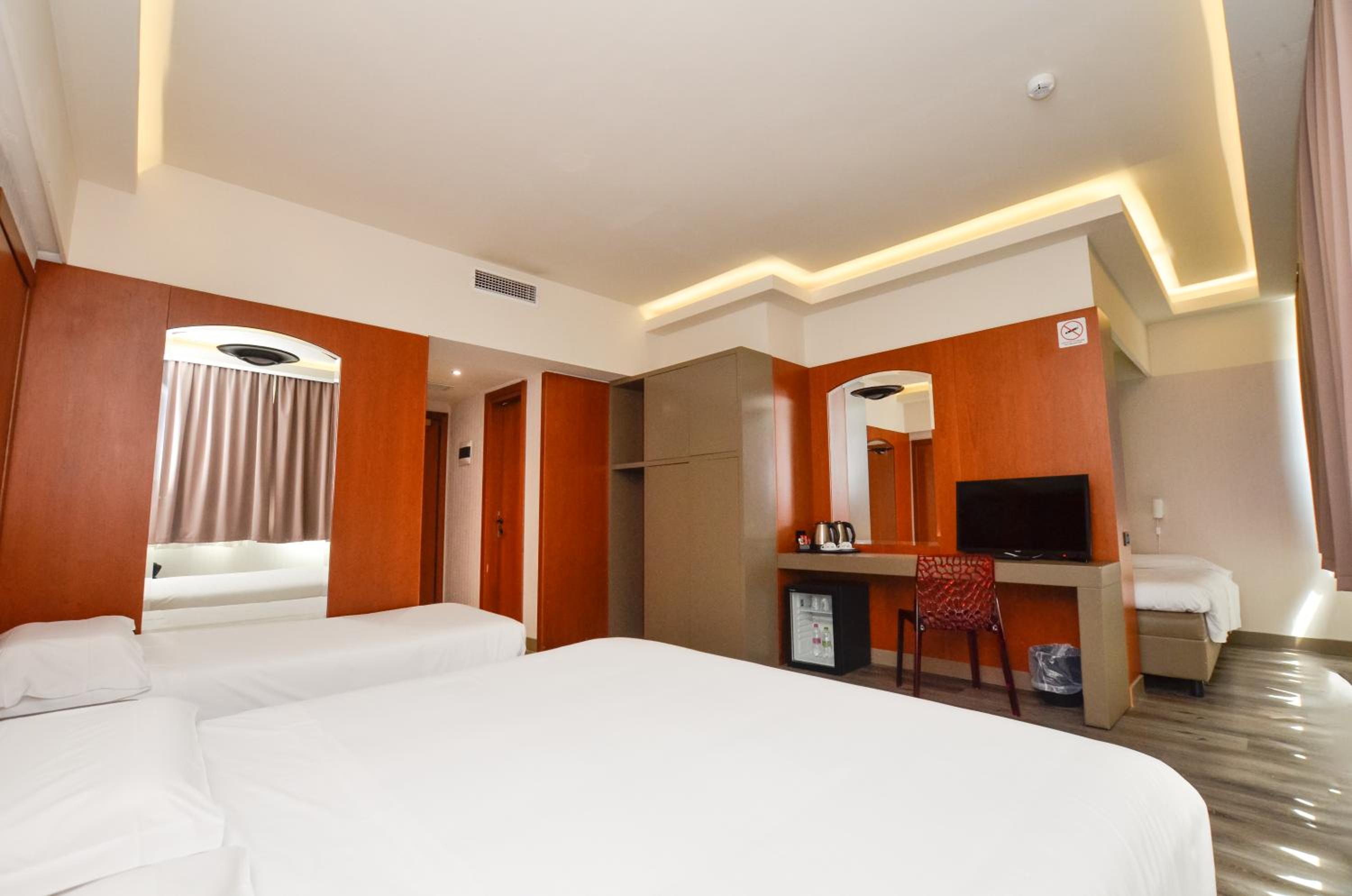 Quadruple Room with Private Bathroom photo 3