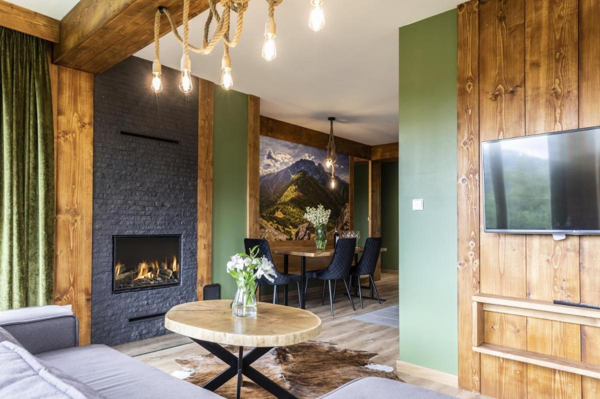 Two-Bedroom Apartment with Mountain View