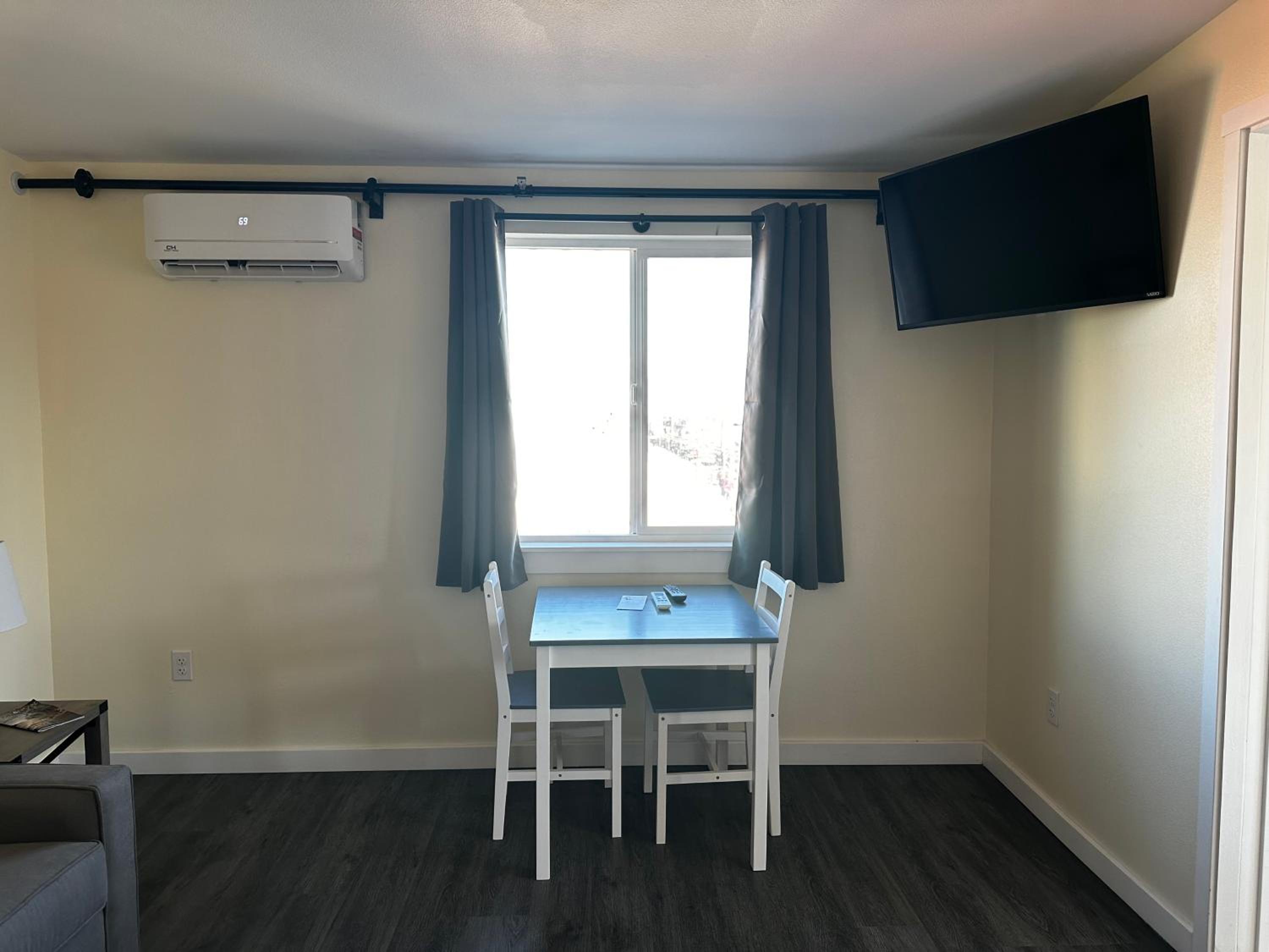 One Bedroom Queen Suite with View and Deck photo 2