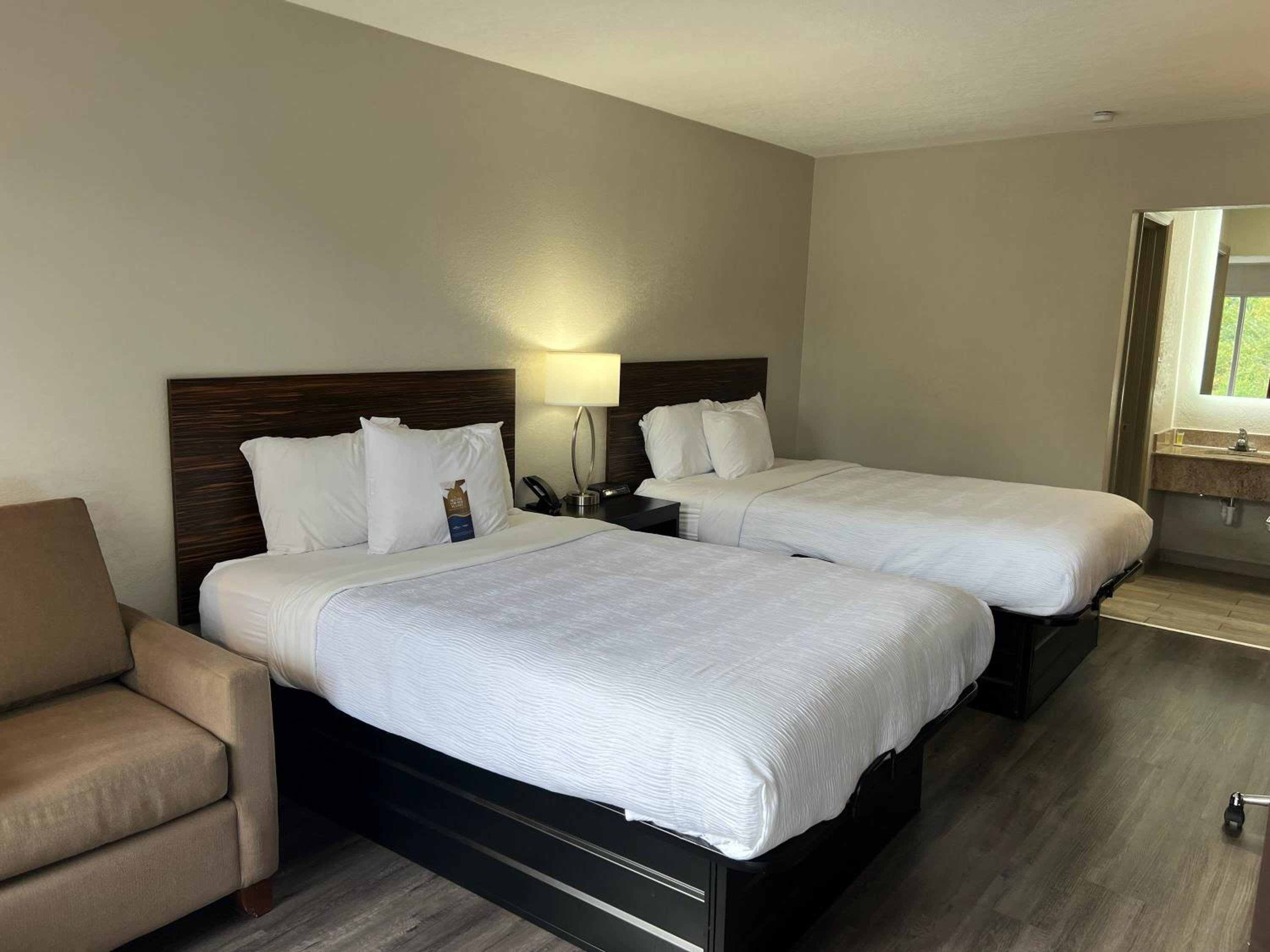 Double Room with Two Double Beds - Non-Smoking - Photo 2