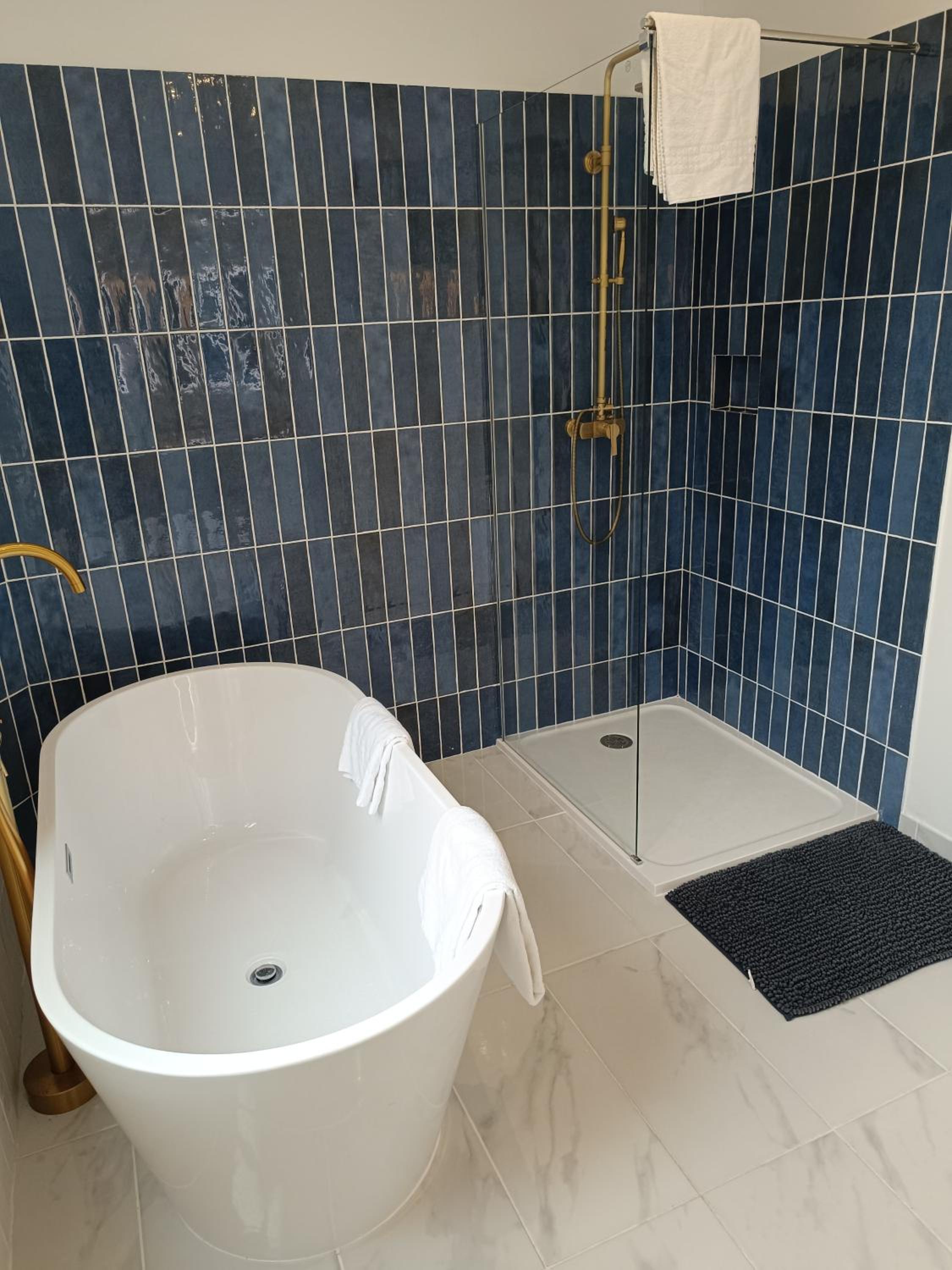 Deluxe Queen Suite - Photo 5