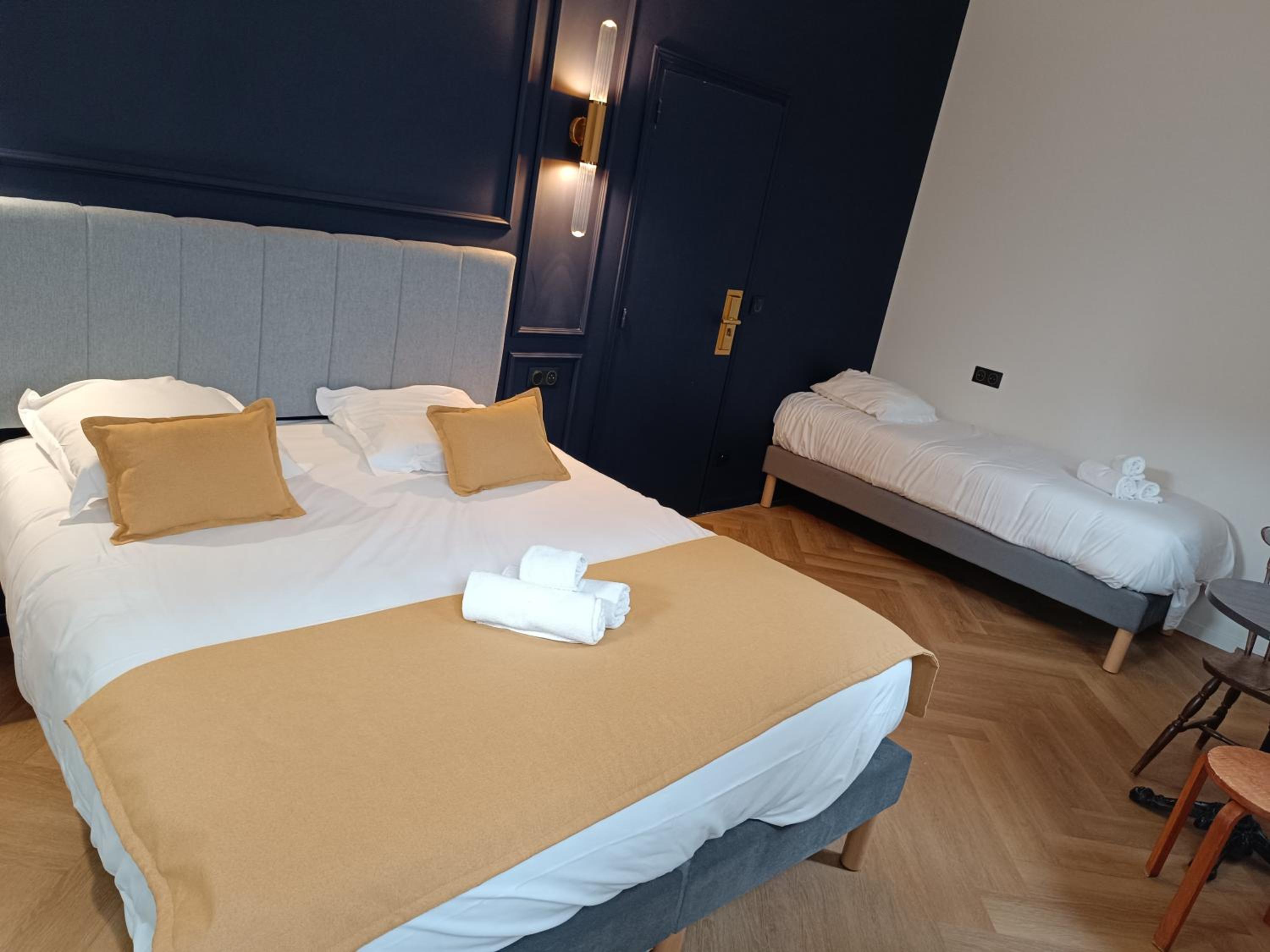 Deluxe Queen Suite - Photo 6